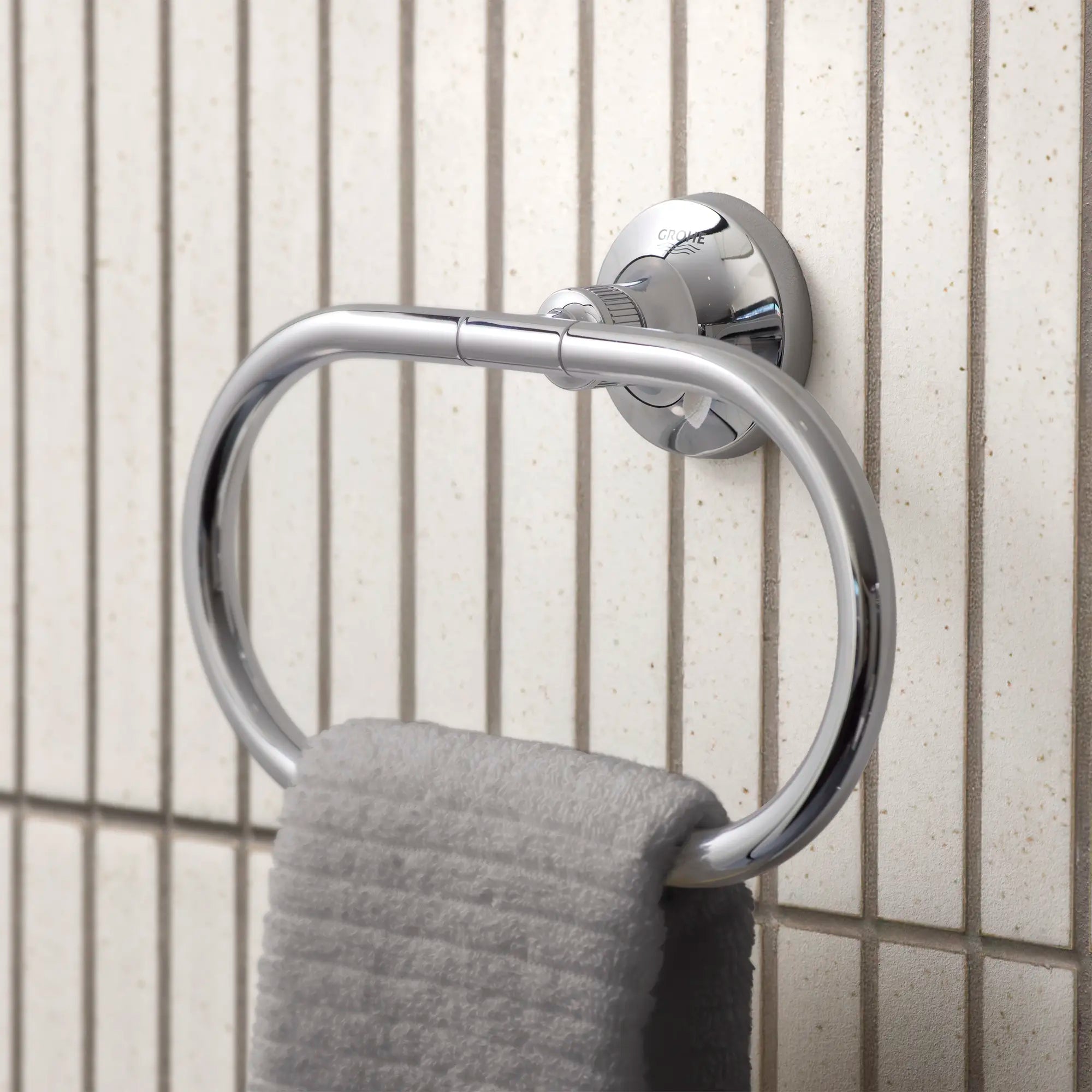 Anneau porte-serviettes Listra // GROHE STARLIGHT CHROME // 278838_Listra_EnvironmentCloseUp_1062600000_0001_November2025_0_CDNwebp.webp