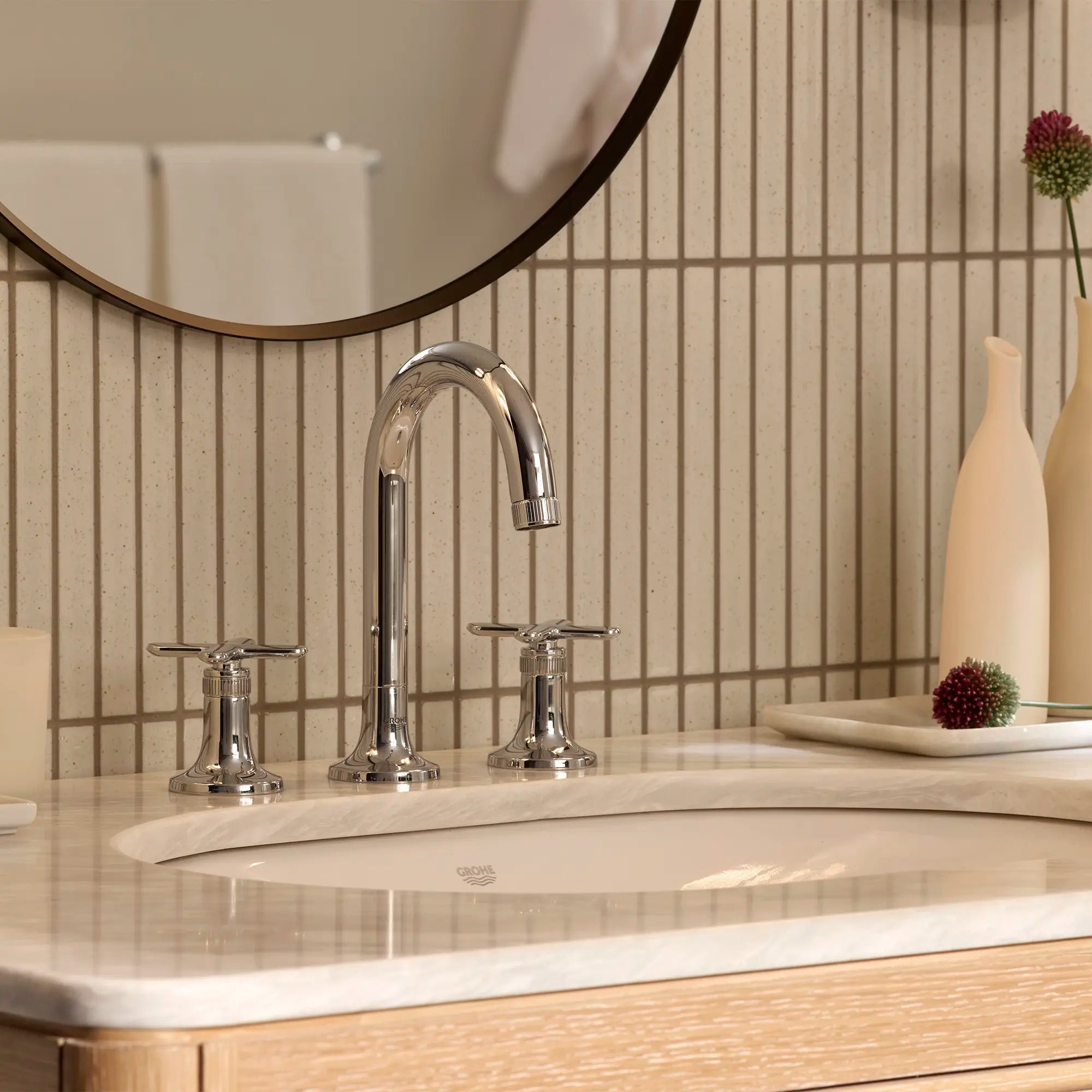 Robinet de salle de bains à large entraxe Listra monté sur plan, 4,5 l/min (1,2 gal/min) // CHROME STARLIGHT GROHE // 278839_Listra_EnvironmentCloseUp_1062210000_1062380000_0001_November2025_0_CDNwebp.webp