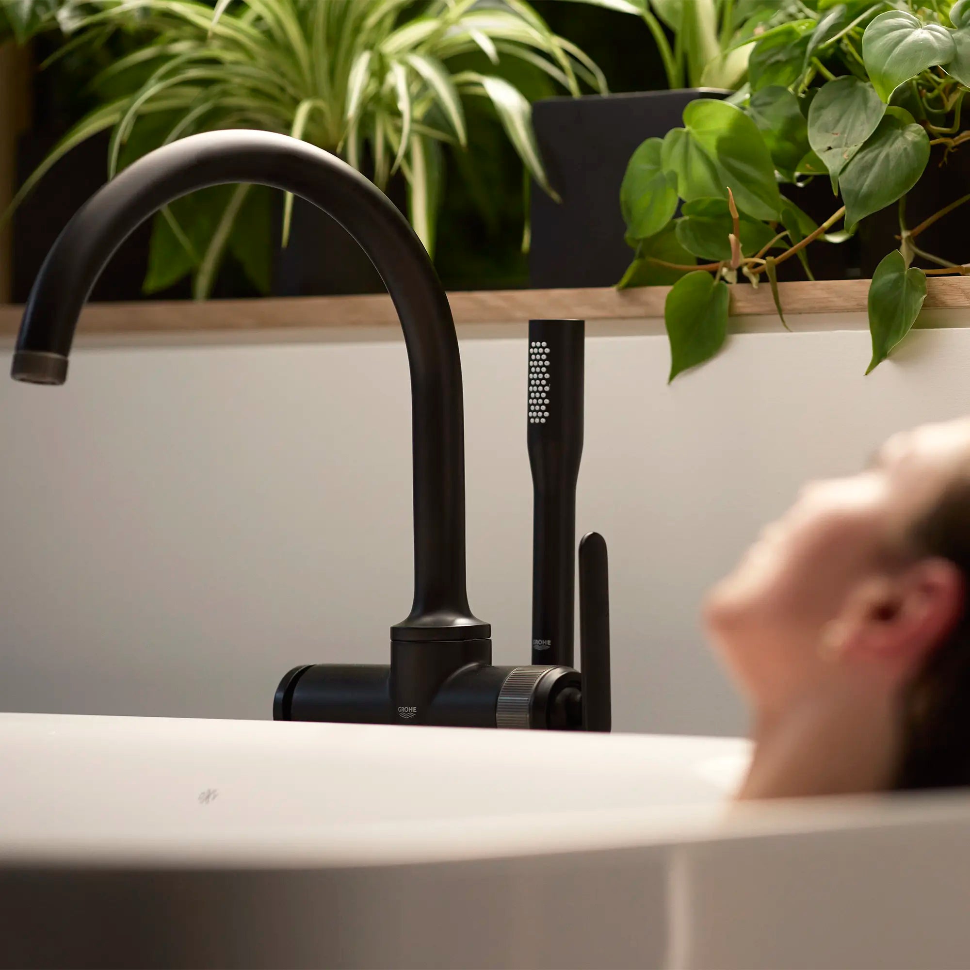 Robinet de baignoire autoportant Listra à une seule manette avec douche à main de 6,6 l/min (1,75 gal/min) // NOIR MAT // 278859_Listra_Lifestyle_1062562430_0001_November2025_0_CDNwebp.webp