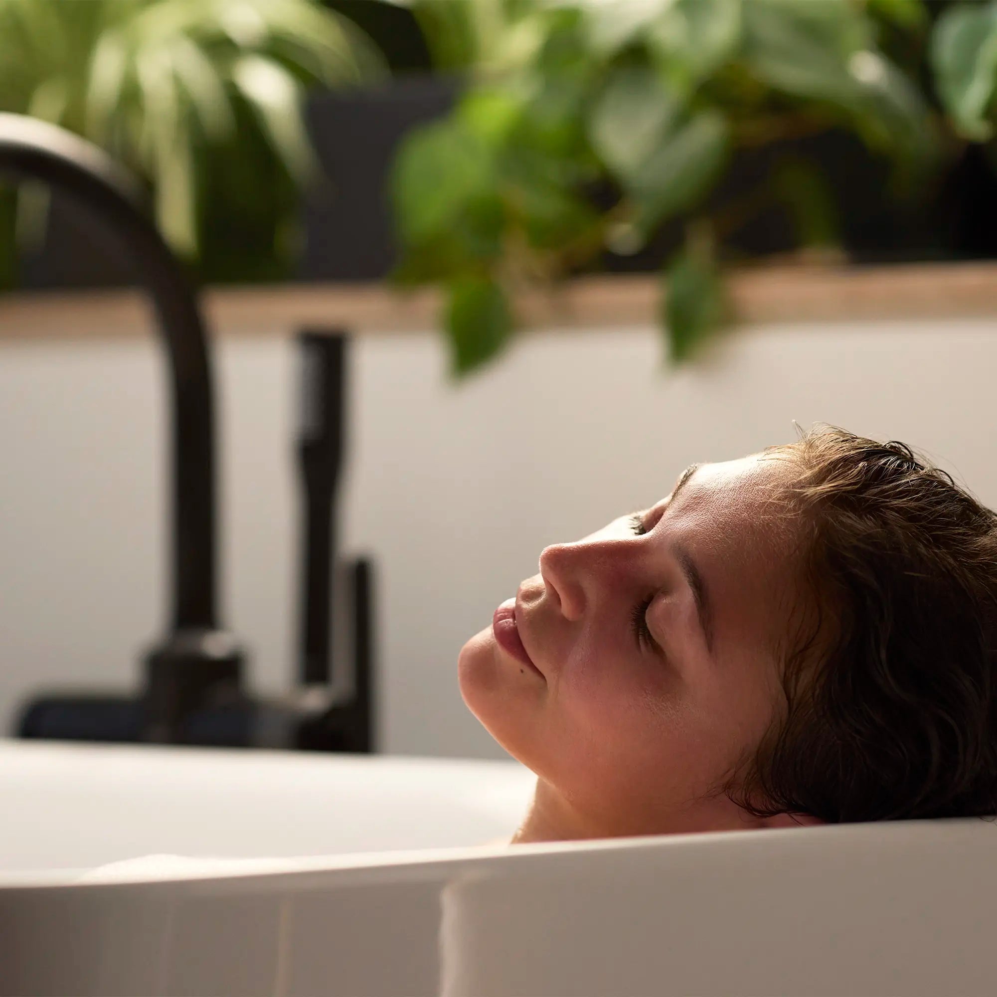 Robinet de baignoire autoportant Listra à une seule manette avec douche à main de 6,6 l/min (1,75 gal/min) // NOIR MAT // 278861_Listra_Lifestyle_1062562430_0002_November2025_0_CDNwebp.webp