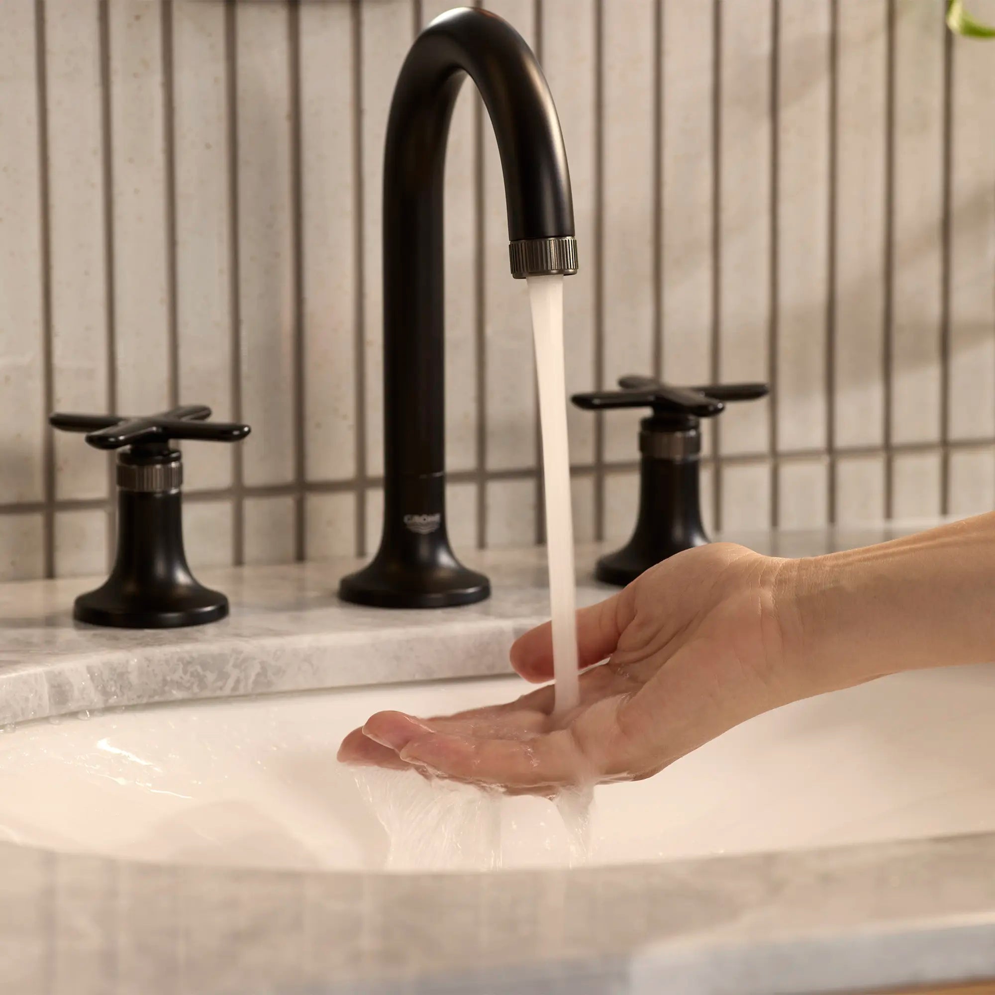 Robinet de salle de bains à large entraxe Listra monté sur plan, 4,5 l/min (1,2 gal/min) // NOIR MAT // 278865_Listra_Lifestyle_1062212430_1062382430_0001_November2025_0_CDNwebp.webp