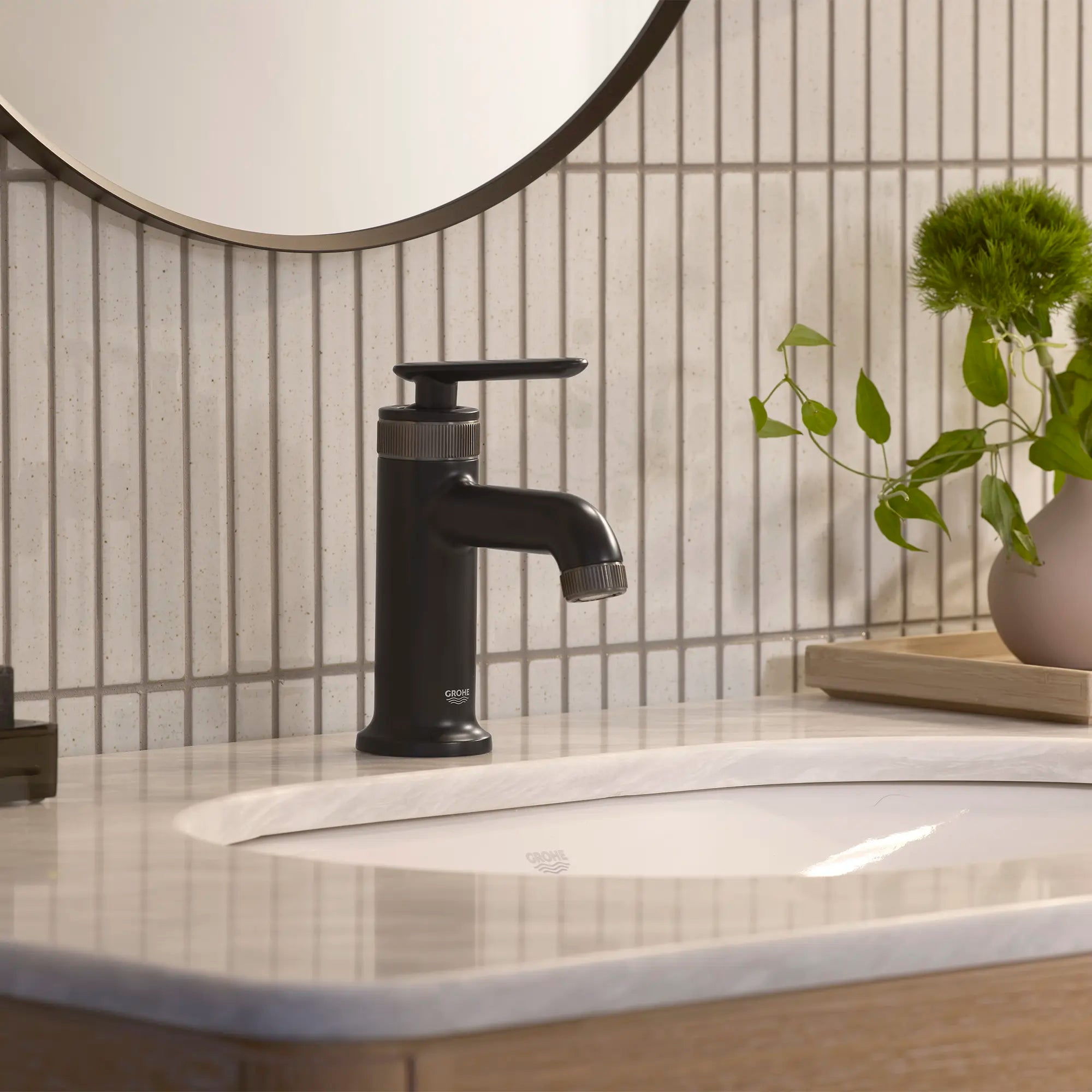 Robinet de salle de bain Listra à orifice et manette uniques, taille P, 4,5 l/min (1,2 gal/min) // NOIR MAT // 278890_Listra_EnvironmentCloseUp_1062152430_0001_November2025_0_CDNwebp.webp