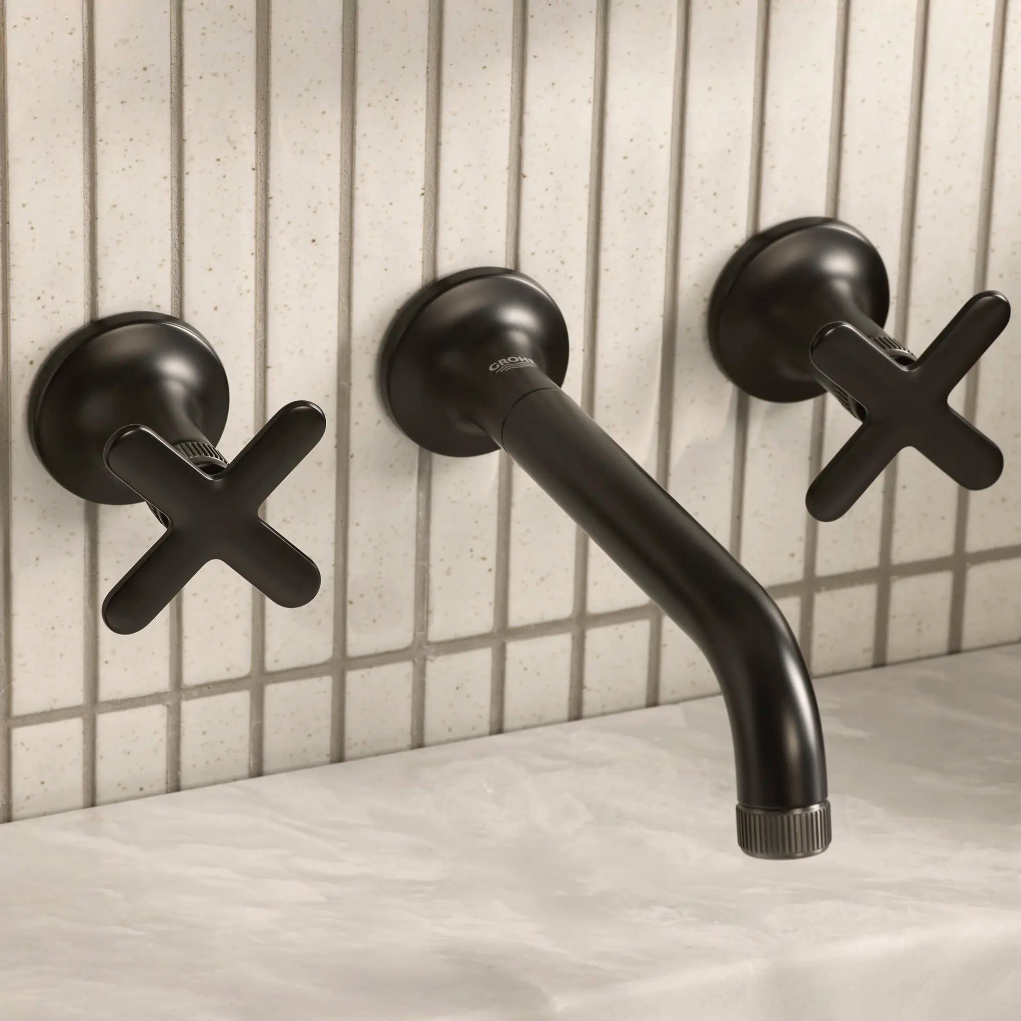 Robinet de salle de bains à large entraxe Listra monté au mur, 4,5 l/min (1,2 gal/min) // MATTE BLACK // 278896_Listra_EnvironmentCloseUp_1062162430_1062382430_0003_November2025_0_CDNwebp.webp