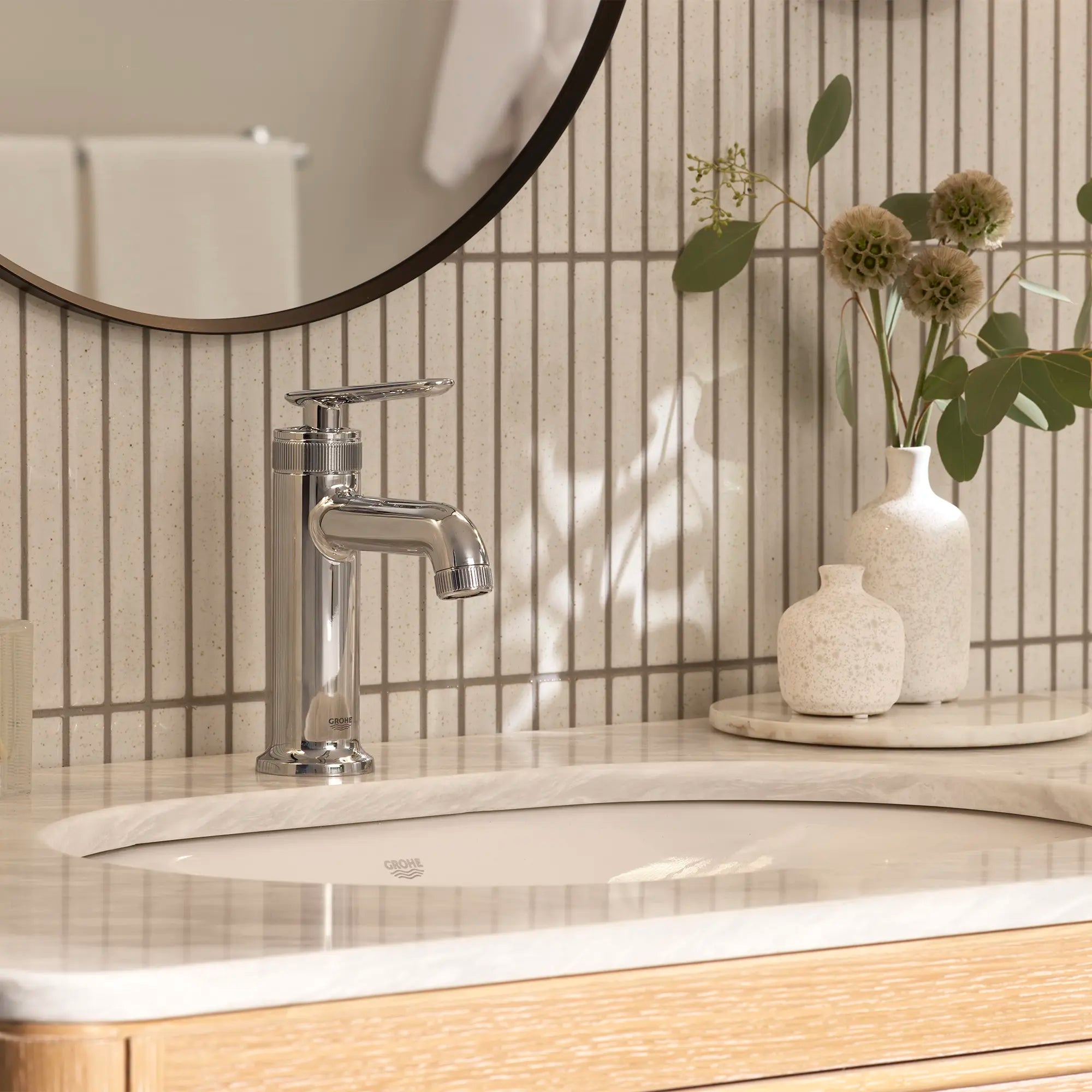 Robinet de salle de bain Listra à orifice et manette uniques, taille M, 4,5 l/min (1,2 gal/min) // CHROME STARLIGHT GROHE // 278900_Listra_EnvironmentCloseUp_1062220000_0001_November2025_0_CDNwebp.webp