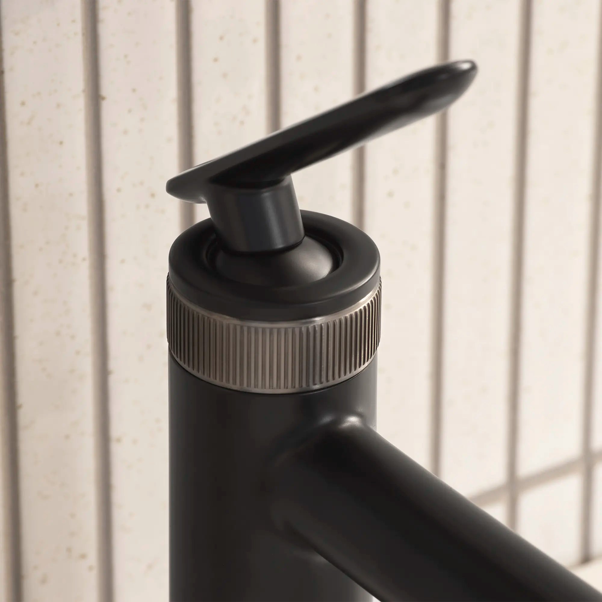 Robinet de salle de bain Listra à orifice et manette uniques, taille M, 4,5 l/min (1,2 gal/min) // NOIR MAT // 278905_Listra_EnvironmentCloseUp_1062222430_0002_November2025_0_CDNwebp.webp