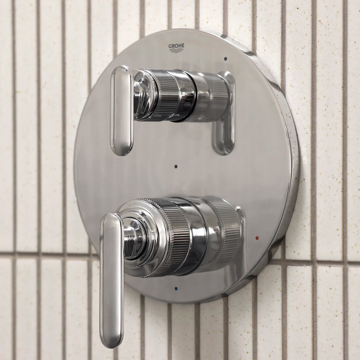 Garniture de robinet ? pression ?quilibr?e ? 2?manettes Listra avec inverseur ? 3?voies et cartouche // CHROME STARLIGHT GROHE // 278906_Listra_EnvironmentCloseUp_1062350000_0001_November2025_0_CDNwebp.webp