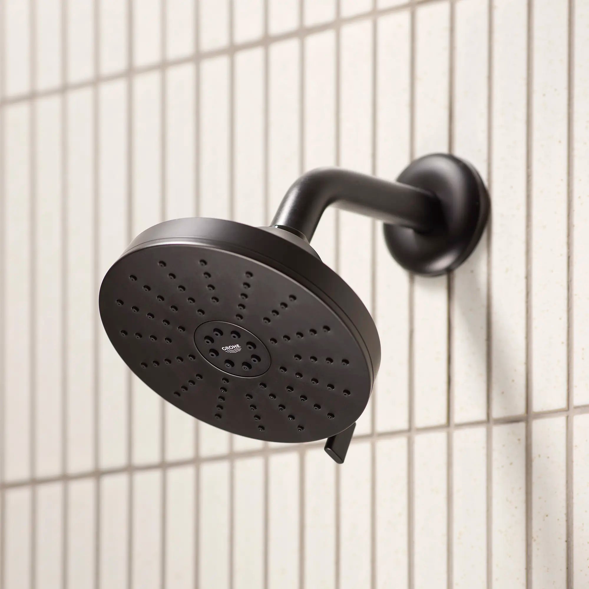 Pomme de douche ronde Euphoria 140 à un seul jet avec Aquabooster, 6,6 L/min (1,75 gal/min) // NOIR MAT // 278918_Aqua_Booster_EnvironmentCloseUp_1117162430_0001_November2025_0_CDNwebp.webp