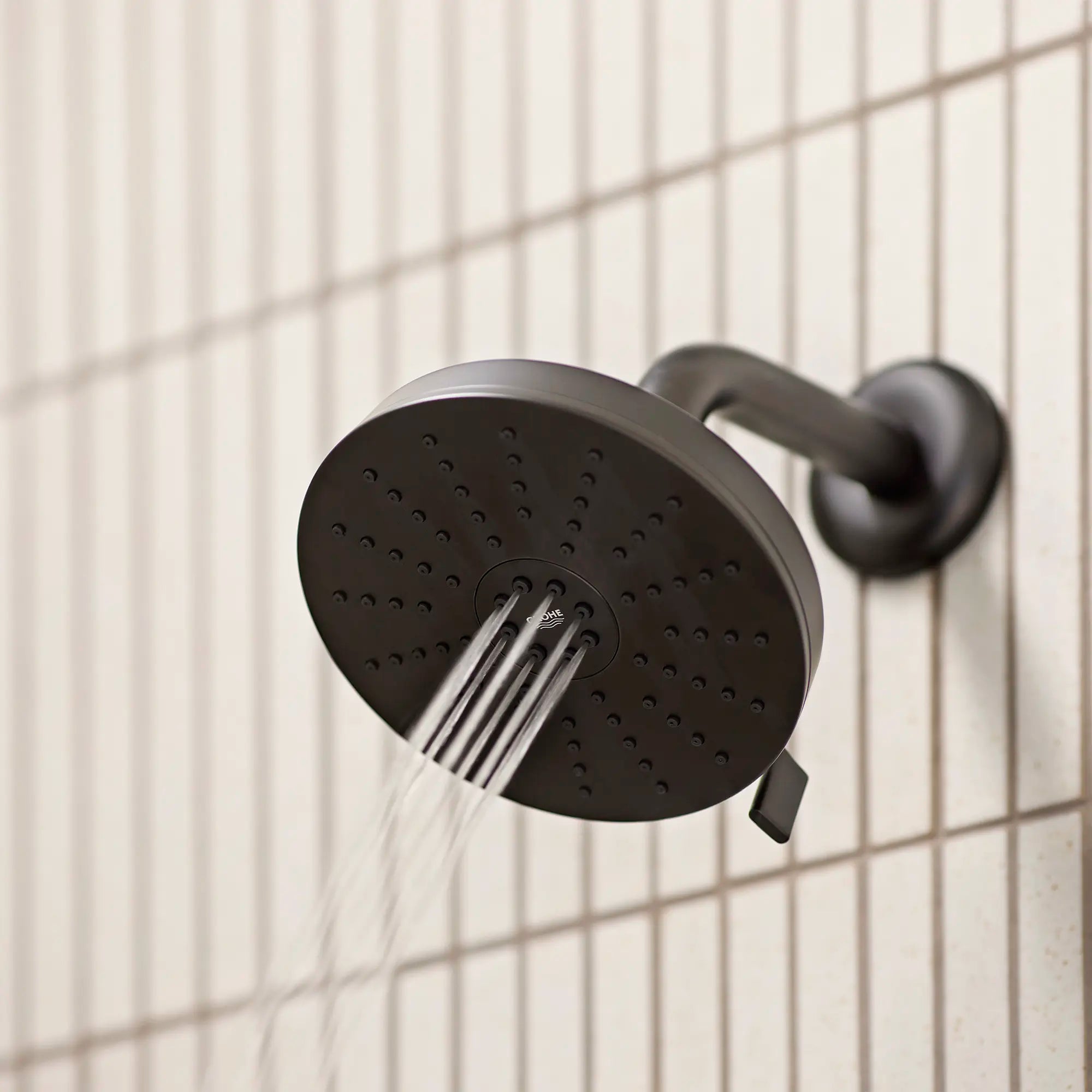 Pomme de douche ronde Euphoria 140 à un seul jet avec Aquabooster, 6,6 L/min (1,75 gal/min) // NOIR MAT // 278919_Aqua_Booster_EnvironmentCloseUp_1117162430_0003_November2025_0_CDNwebp.webp
