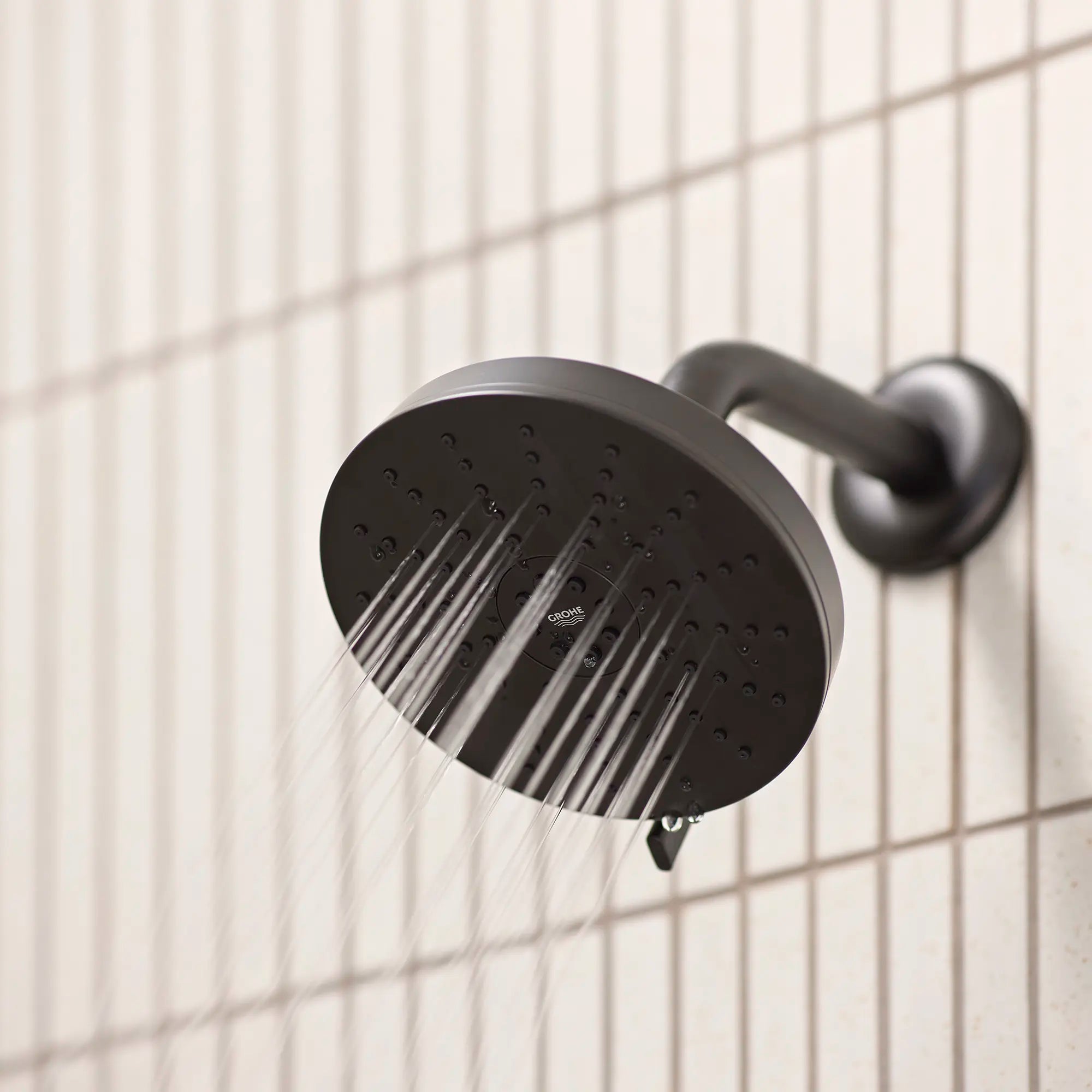 Pomme de douche ronde Euphoria 140 à un seul jet avec Aquabooster, 6,6 L/min (1,75 gal/min) // NOIR MAT // 278920_Aqua_Booster_EnvironmentCloseUp_1117162430_0004_November2025_0_CDNwebp.webp