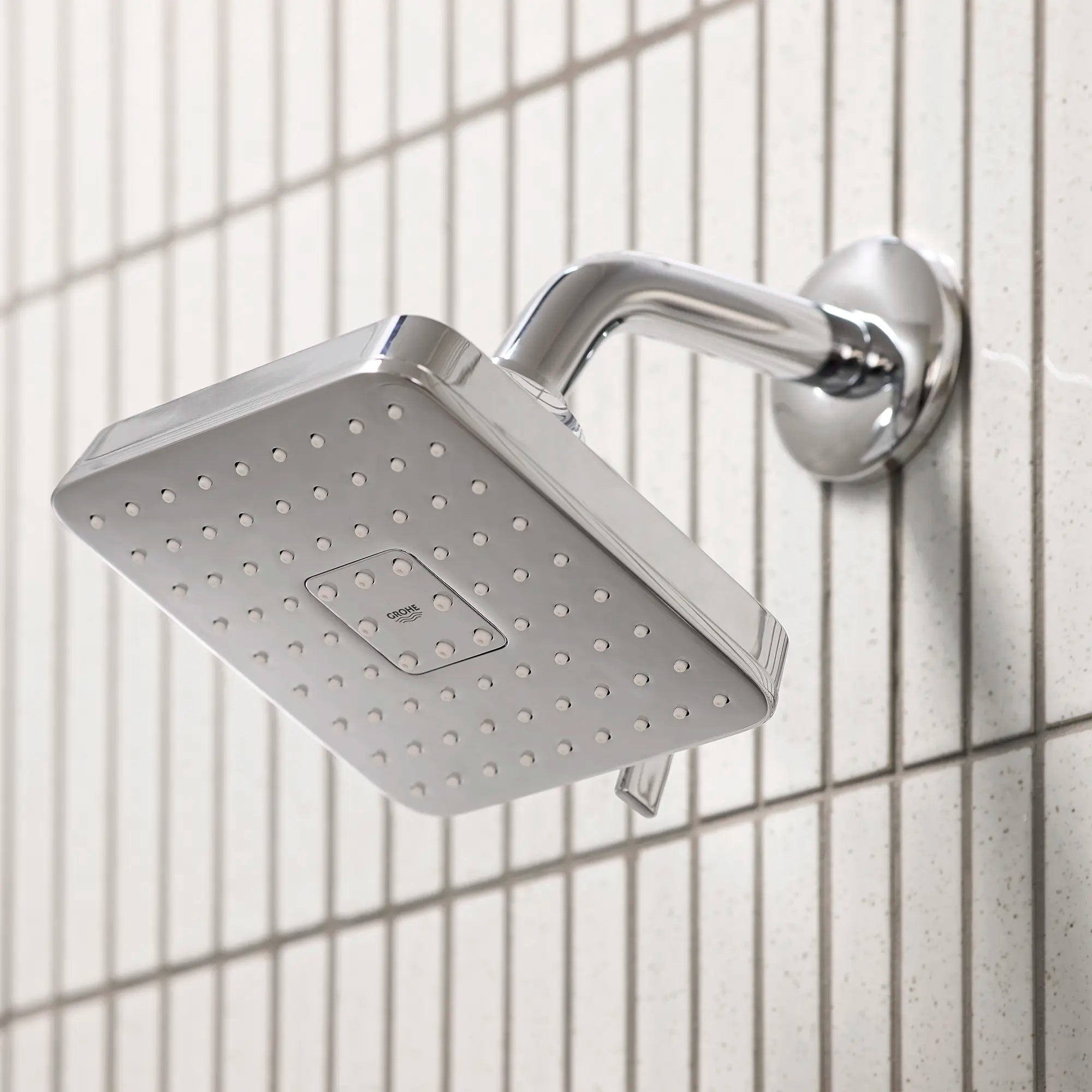 Pomme de douche carrée Euphoria 140 à jets multiples avec Aquabooster, 6,6 L/min (1,75 gal/min) // CHROME STARLIGHT GROHE // 278921_Aqua_Booster_EnvironmentCloseUp_1117210000_0001_November2025_0_CDNwebp.webp
