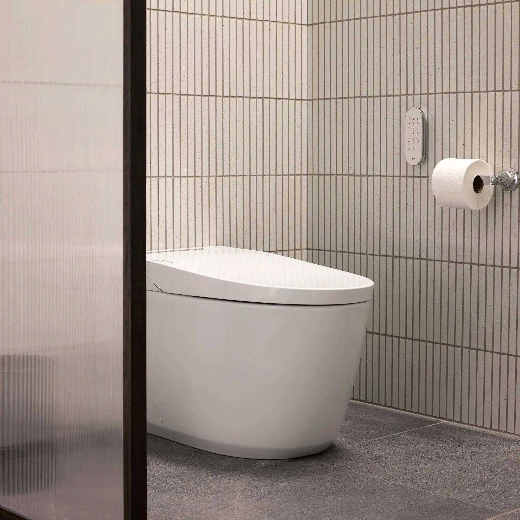 Toilette-Bidet Électronique, 1.28/0.8gpf (4.8/3.0Lpf) // BLANC ALPIN // 278927_Sensia_EnvironmentCloseUp_131886SH00.020_0001_November2025_0_CDNwebp.webp