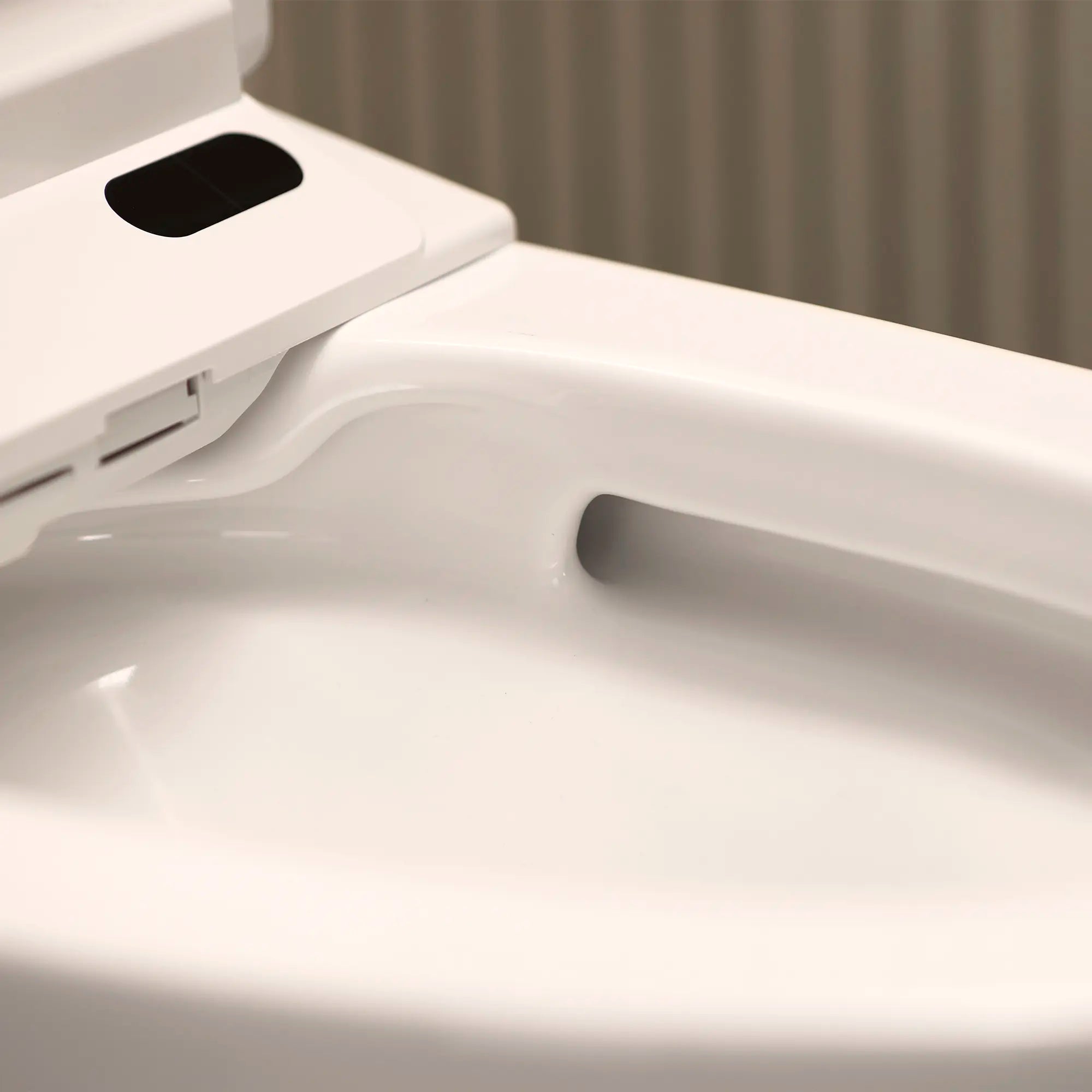 Toilette-Bidet Électronique, 1.28/0.8gpf (4.8/3.0Lpf) // BLANC ALPIN // 278929_Sensia_EnvironmentCloseUp_131886SH00.020_0004_November2025_0_CDNwebp.webp