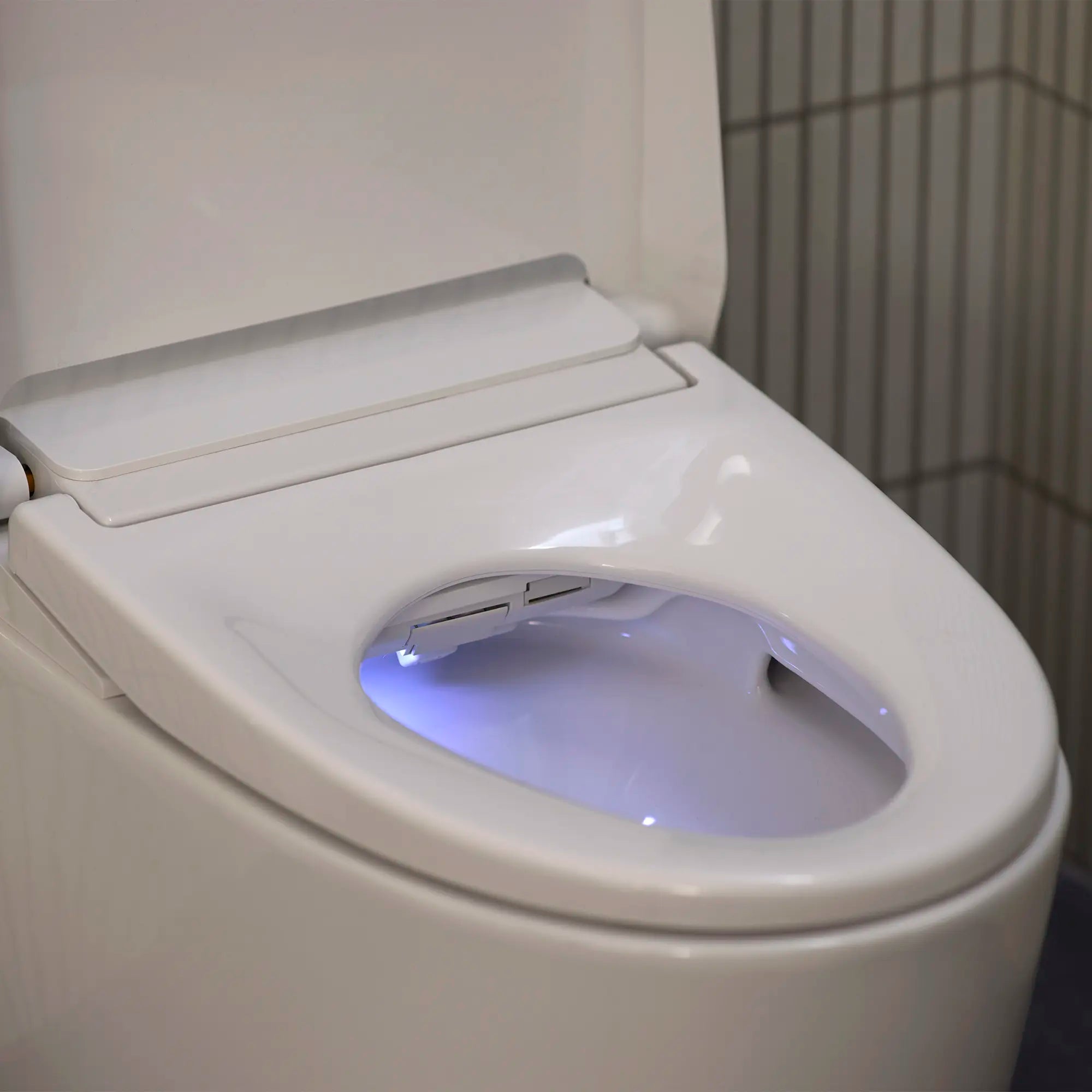 Toilette-Bidet Électronique, 1.28/0.8gpf (4.8/3.0Lpf) // BLANC ALPIN // 278930_Sensia_EnvironmentCloseUp_131886SH00.020_0005_November2025_0_CDNwebp.webp