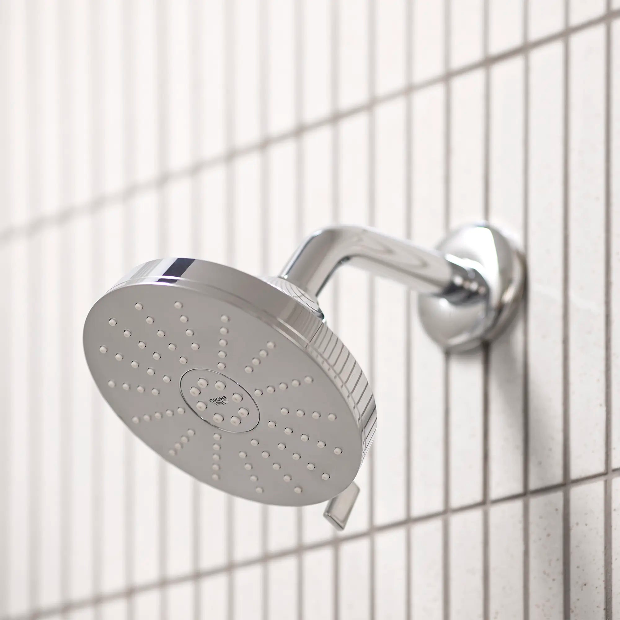 Pomme de douche ronde Euphoria 140 à un seul jet avec Aquabooster, 6,6 L/min (1,75 gal/min) // CHROME STARLIGHT GROHE // 278944_Aqua_Booster_EnvironmentCloseUp_1117160000_0001_November2025_0_CDNwebp.webp