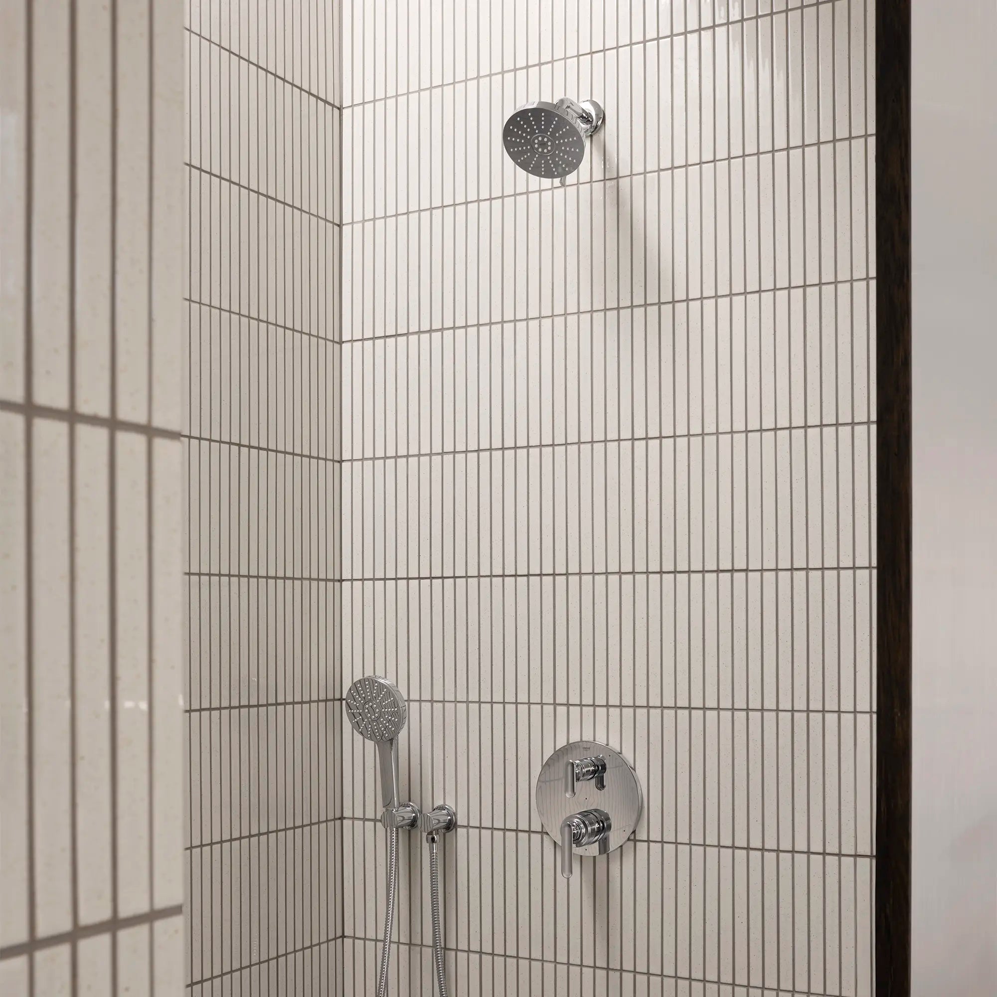 Pomme de douche ronde Euphoria 140 à un seul jet avec Aquabooster, 6,6 L/min (1,75 gal/min) // CHROME STARLIGHT GROHE // 279025_Aqua_Booster_EnvironmentCloseUp_1117160000_1062350000_0001_November2025_0_CDNwebp.webp