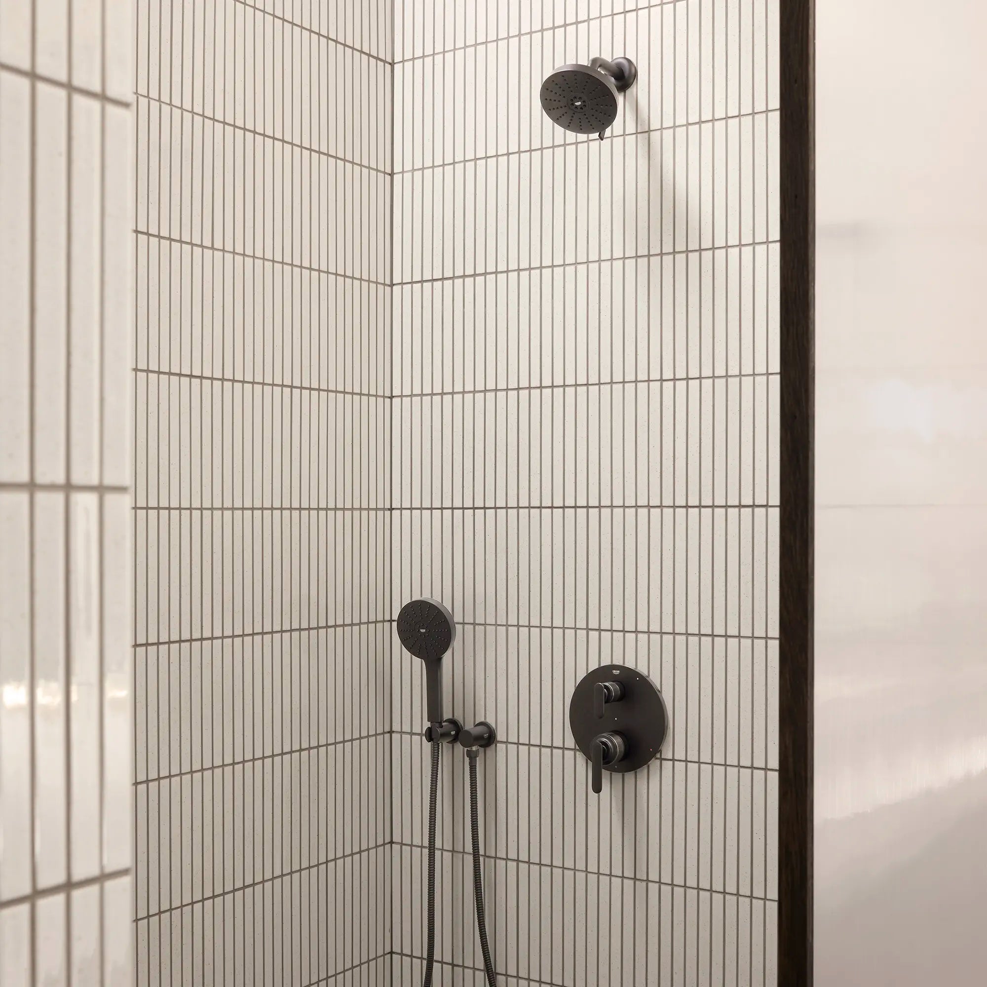 Pomme de douche ronde Euphoria 140 à un seul jet avec Aquabooster, 6,6 L/min (1,75 gal/min) // NOIR MAT // 279026_Aqua_Booster_EnvironmentCloseUp_1117162430_1062352430_0001_November2025_0_CDNwebp.webp