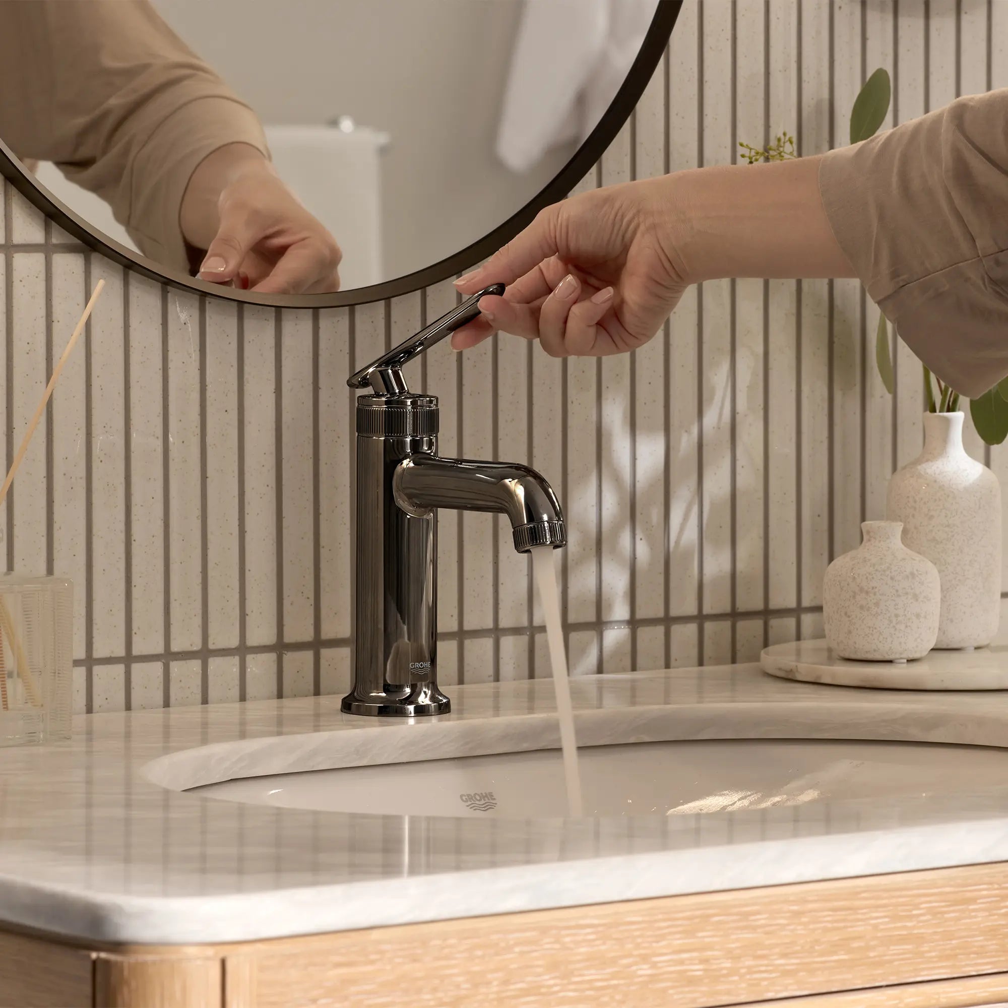 Robinet de salle de bain Listra à orifice et manette uniques, taille M, 4,5 l/min (1,2 gal/min) // GRAPHITE DUR // 282538_Listra_Lifestyle_106222A000_0003_JANUARY2026_1_CDNwebp.webp