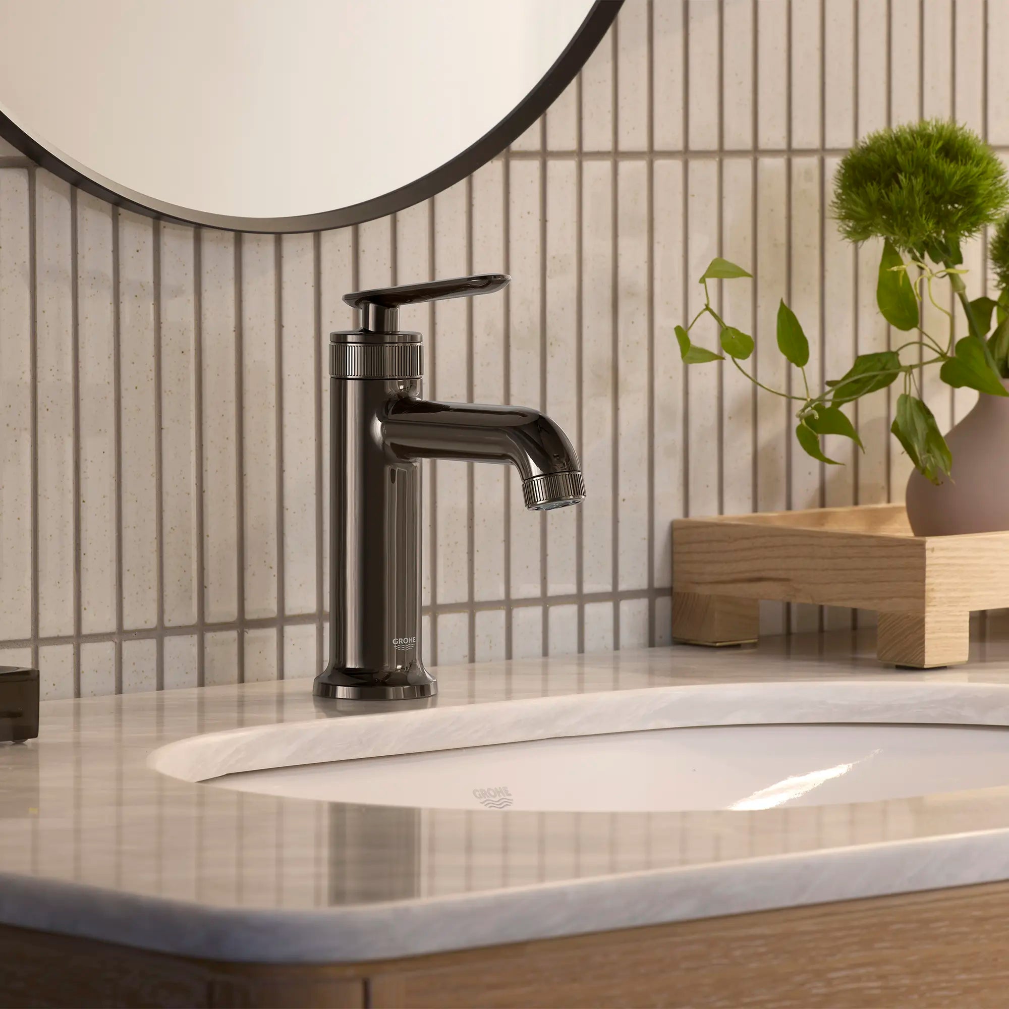 Robinet de salle de bain Listra à orifice et manette uniques, taille M, 4,5 l/min (1,2 gal/min) // GRAPHITE DUR // 282543_278914_Listra_EnvironmentCloseUp_106222A000_0001_JANUARY2026_1_CDNwebp.webp
