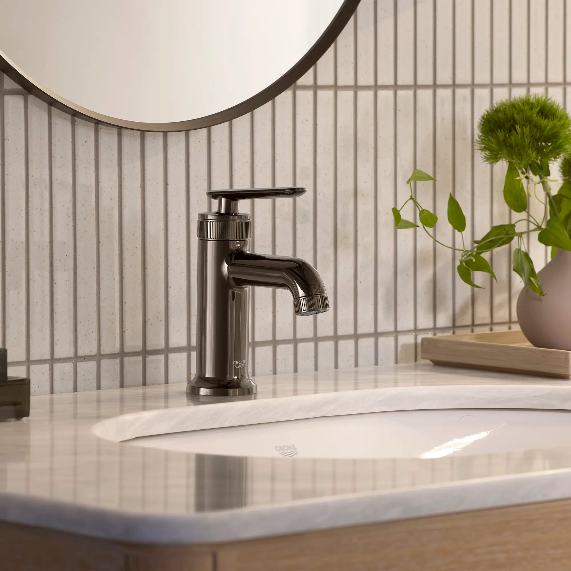Robinet de salle de bain Listra à orifice et manette uniques, taille P, 4,5 l/min (1,2 gal/min) // GRAPHITE DUR // 282545_Listra_EnvironmentCloseUp_106215A000_0001_JANUARY2026_1_CDNwebp.webp