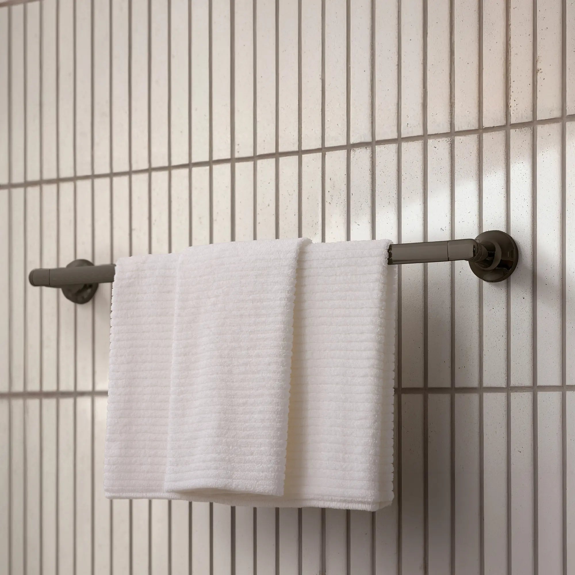 Porte-serviettes Listra de 60,96 cm (24 po) // GRAPHITE DUR // 282571_Listra_EnvironmentCloseUp_106253A000_0001_JANUARY2026_1_CDNwebp.webp