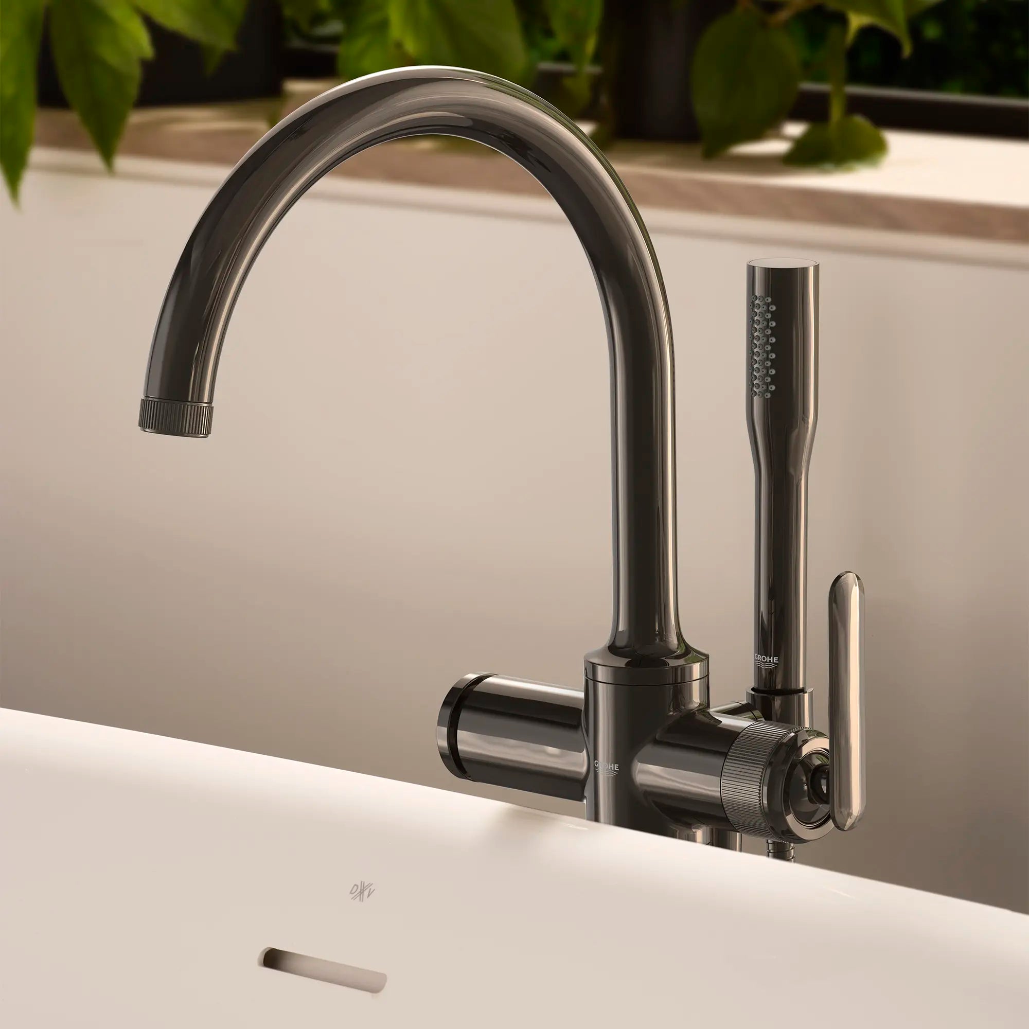 Robinet de baignoire autoportant Listra à une seule manette avec douche à main de 6,6 l/min (1,75 gal/min) // GRAPHITE DUR // 282572_Listra_EnvironmentCloseUp_106256A000_0001_JANUARY2026_1_CDNwebp.webp