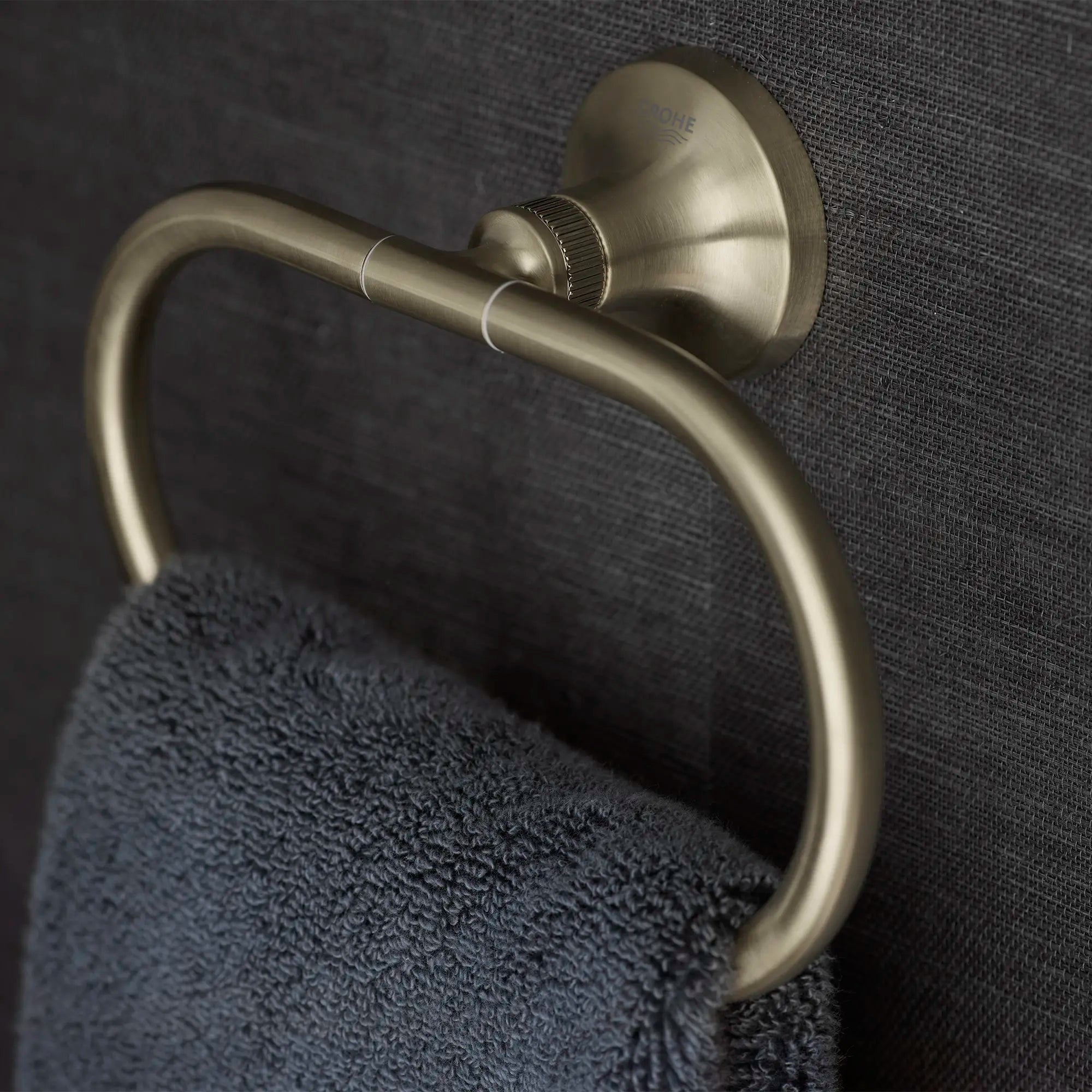 Anneau porte-serviettes Listra // NICKEL BROSSÉ INFINITYFINISH // 282575_Listra_EnvironmentCloseUp_106260EN00_0001_JANUARY2026_1_CDNwebp.webp