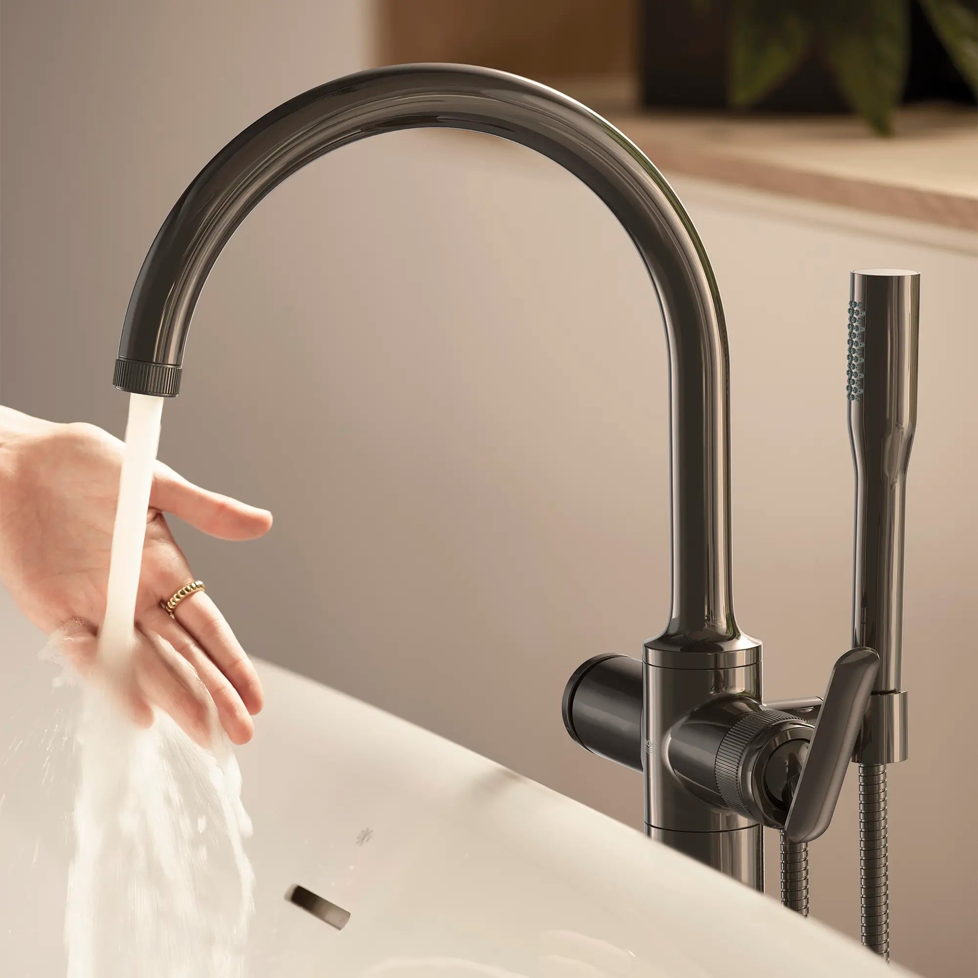 Robinet de baignoire autoportant Listra à une seule manette avec douche à main de 6,6 l/min (1,75 gal/min) // GRAPHITE DUR // 282576_Listra_EnvironmentCloseUp_106256A000_0002_JANUARY2026_1_CDNwebp.webp