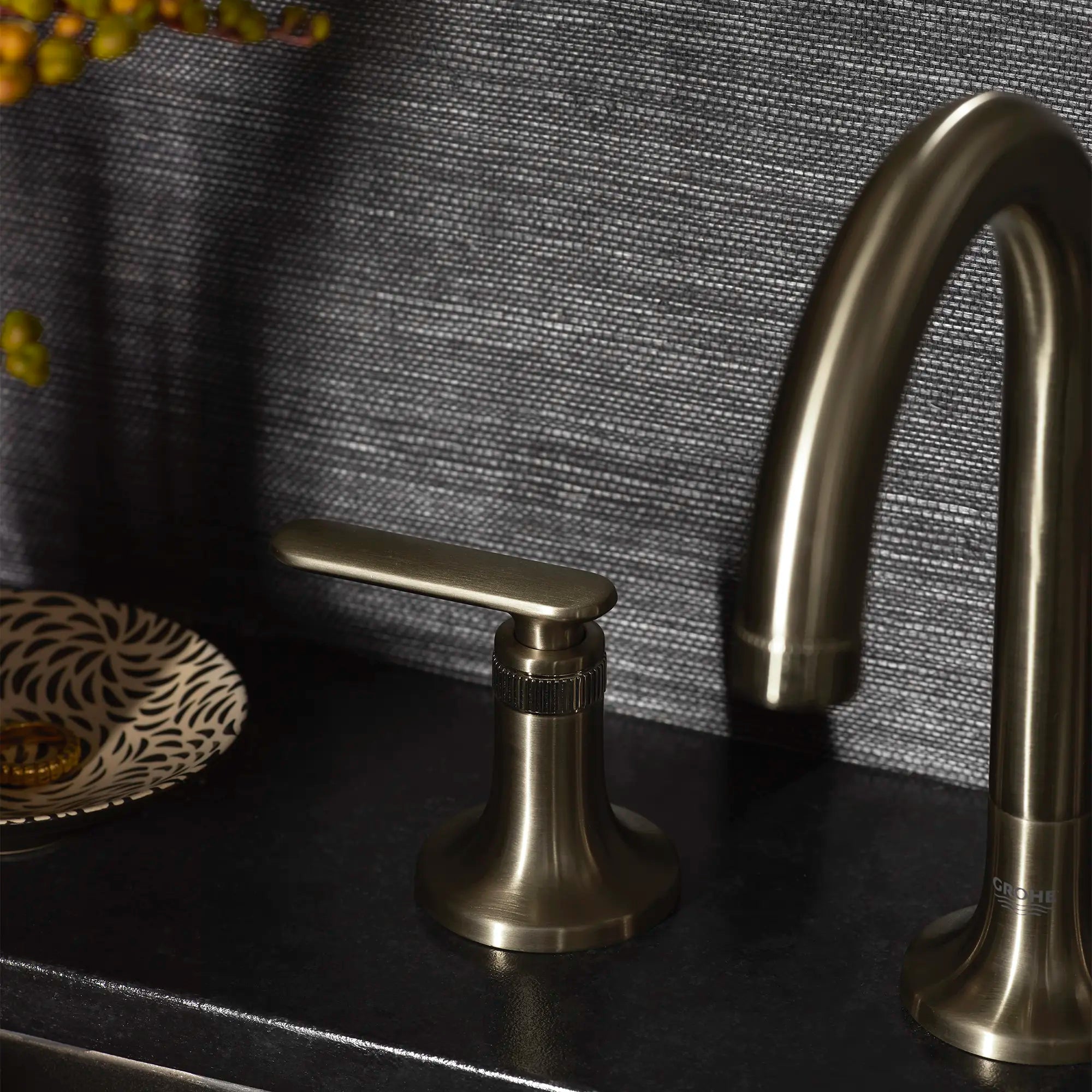 Robinet de remplissage de baignoire romaine Listra à 3 trous monté sur plan // NICKEL BROSSÉ INFINITYFINISH // 282581_Listra_EnvironmentCloseUp_106261EN00_106257EN00_0001_JANUARY2026_1_CDNwebp.webp