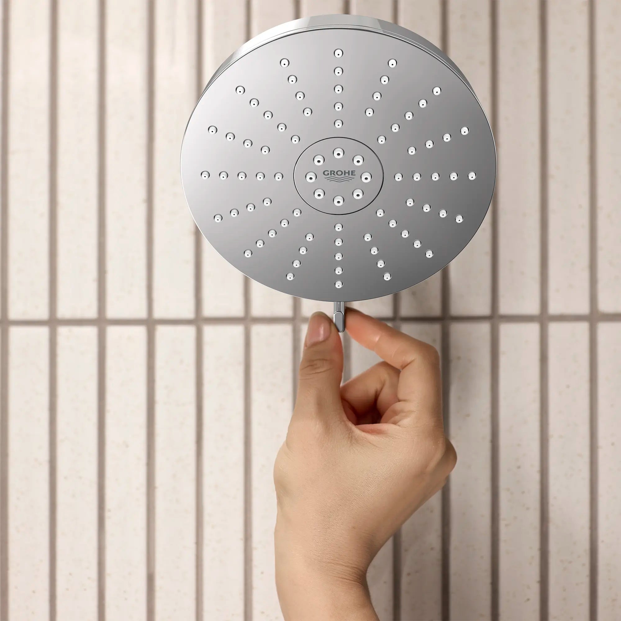 Pomme de douche ronde Euphoria 140 à un seul jet avec Aquabooster, 6,6 L/min (1,75 gal/min) // CHROME STARLIGHT GROHE // 282679_Aqua_Booster_Lifestyle_1117160000_0001_MARCH2026_1_CDNwebp.webp