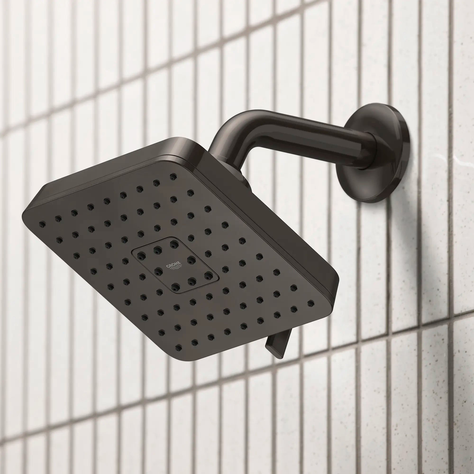 Pomme de douche carrée Euphoria 140 à jets multiples avec Aquabooster, 6,6 L/min (1,75 gal/min) // GRAPHITE DUR // 282684_Aqua_Booster_EnvironmentCloseUp_111721A000_0001_MARCH2026_1_CDNwebp.webp
