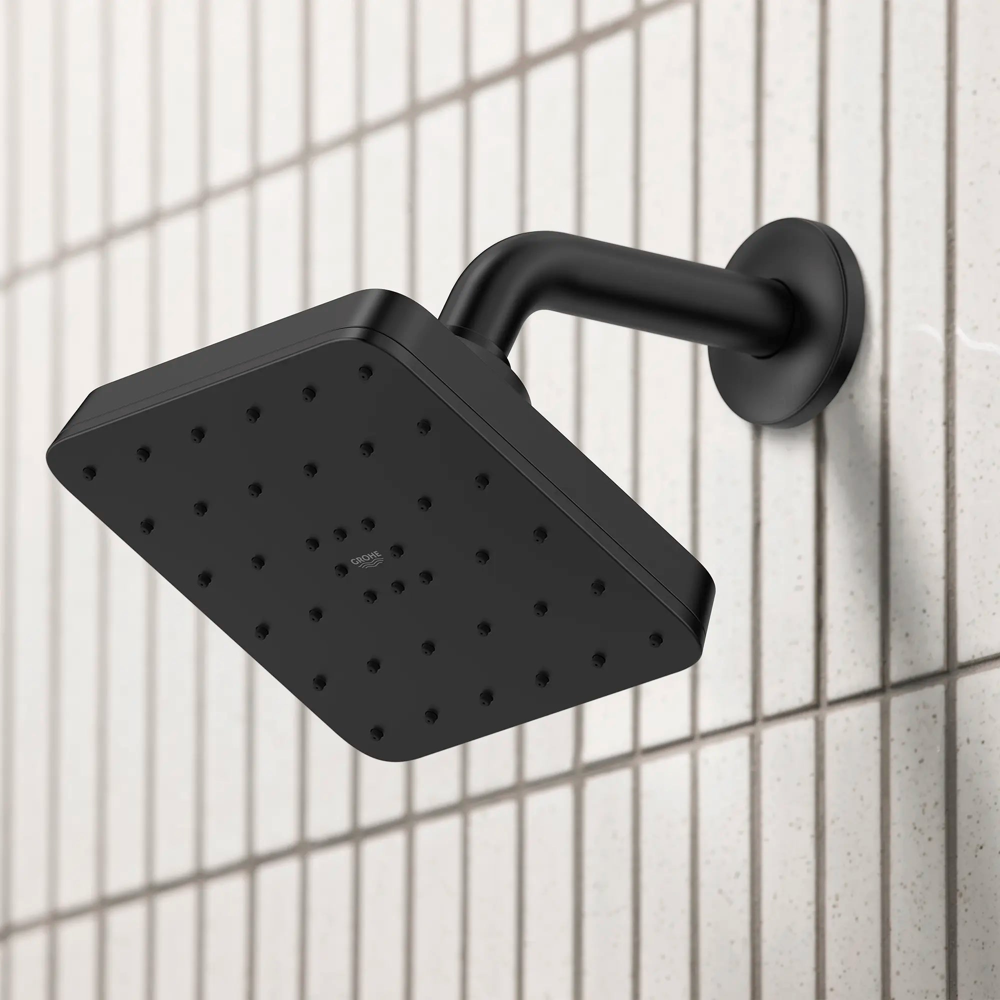 Pomme de douche ronde Euphoria 140 à jets multiples avec Aquabooster, 6,6 L/min (1,75 gal/min) // NOIR MAT // 282695_Aqua_Booster_EnvironmentCloseUp_1117182430_0001_MARCH2026_1_CDNwebp.webp