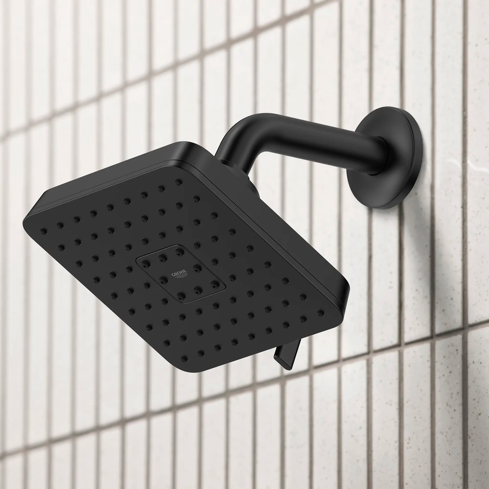 Pomme de douche carrée Euphoria 140 à jets multiples avec Aquabooster, 6,6 L/min (1,75 gal/min) // NOIR MAT // 282698_Aqua_Booster_EnvironmentCloseUp_1117212430_0001_MARCH2026_1_CDNwebp.webp