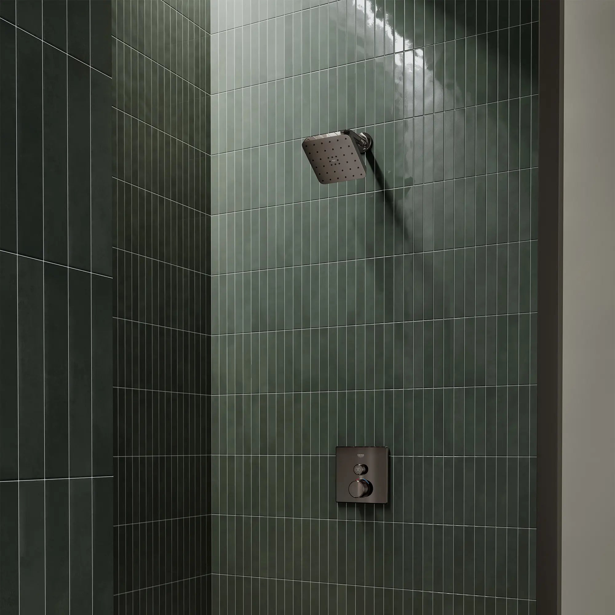 Pomme de douche ronde Euphoria 140 à jets multiples avec Aquabooster, 6,6 L/min (1,75 gal/min) // GRAPHITE DUR // 287496_Aqua_Booster_EnvironmentCloseUp_111718A000_29140A000_0001_MARCH2026_0_CDNwebp.webp