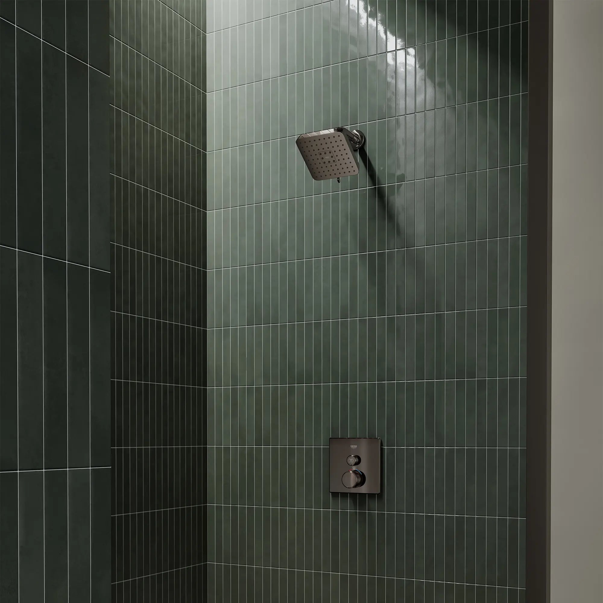 Pomme de douche carrée Euphoria 140 à jets multiples avec Aquabooster, 6,6 L/min (1,75 gal/min) // GRAPHITE DUR // 287502_Aqua_Booster_EnvironmentCloseUp_111721A000_29140A000_0001_MARCH2026_0_CDNwebp.webp