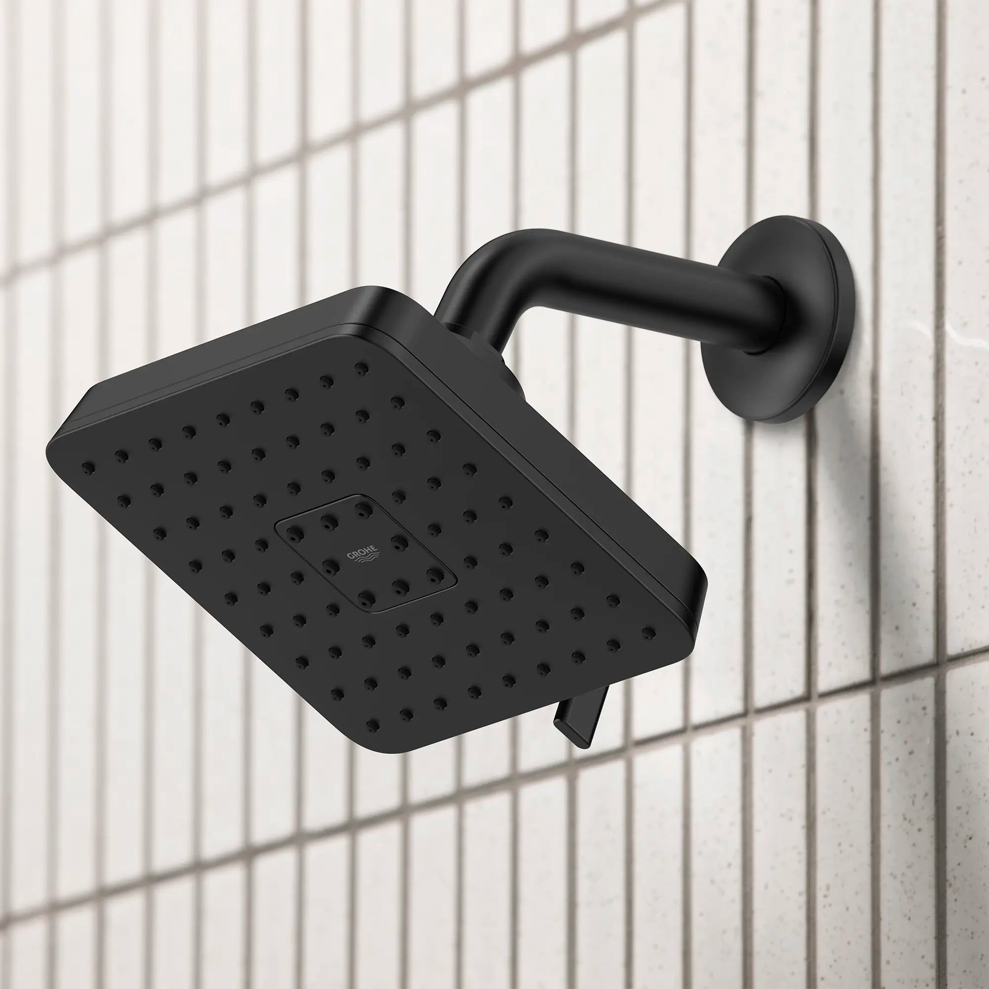 Pomme de douche carrée Euphoria 140 à jets multiples avec Aquabooster, 6,6 L/min (1,75 gal/min) // NOIR MAT // 287517_Aqua_Booster_EnvironmentCloseUp_1117212430_0001_MARCH2026_0_CDNwebp.webp