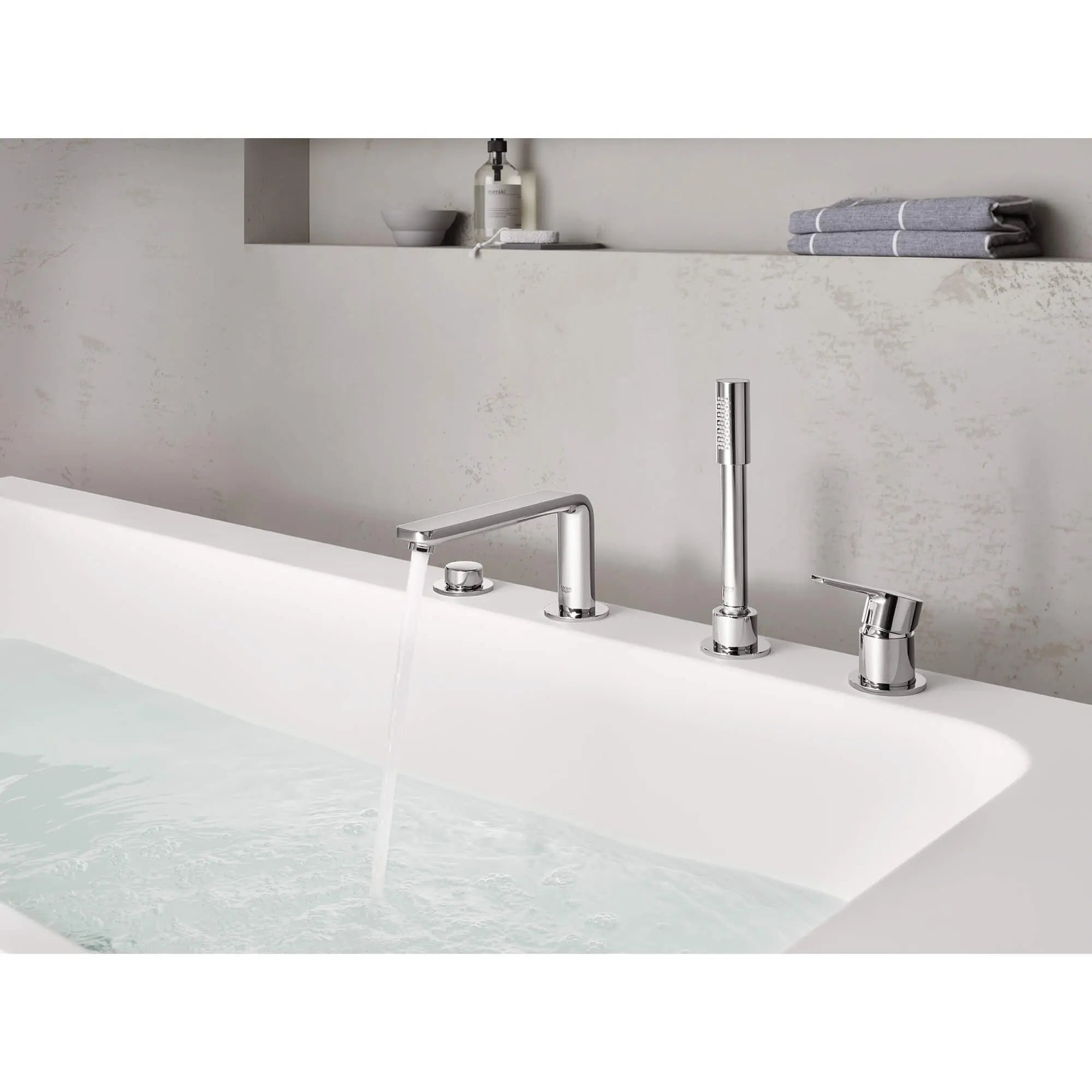 Robinet de baignoire romaine, 4 trous, à poignée simple, à montage sur tablier avec douchette 6,6 L/min (1,75 gpm) // CHROME STARLIGHT GROHE // 543_19577001-four-hole-bathtub-faucet-with-handshower-enviro-1_0_CDNwebp.webp