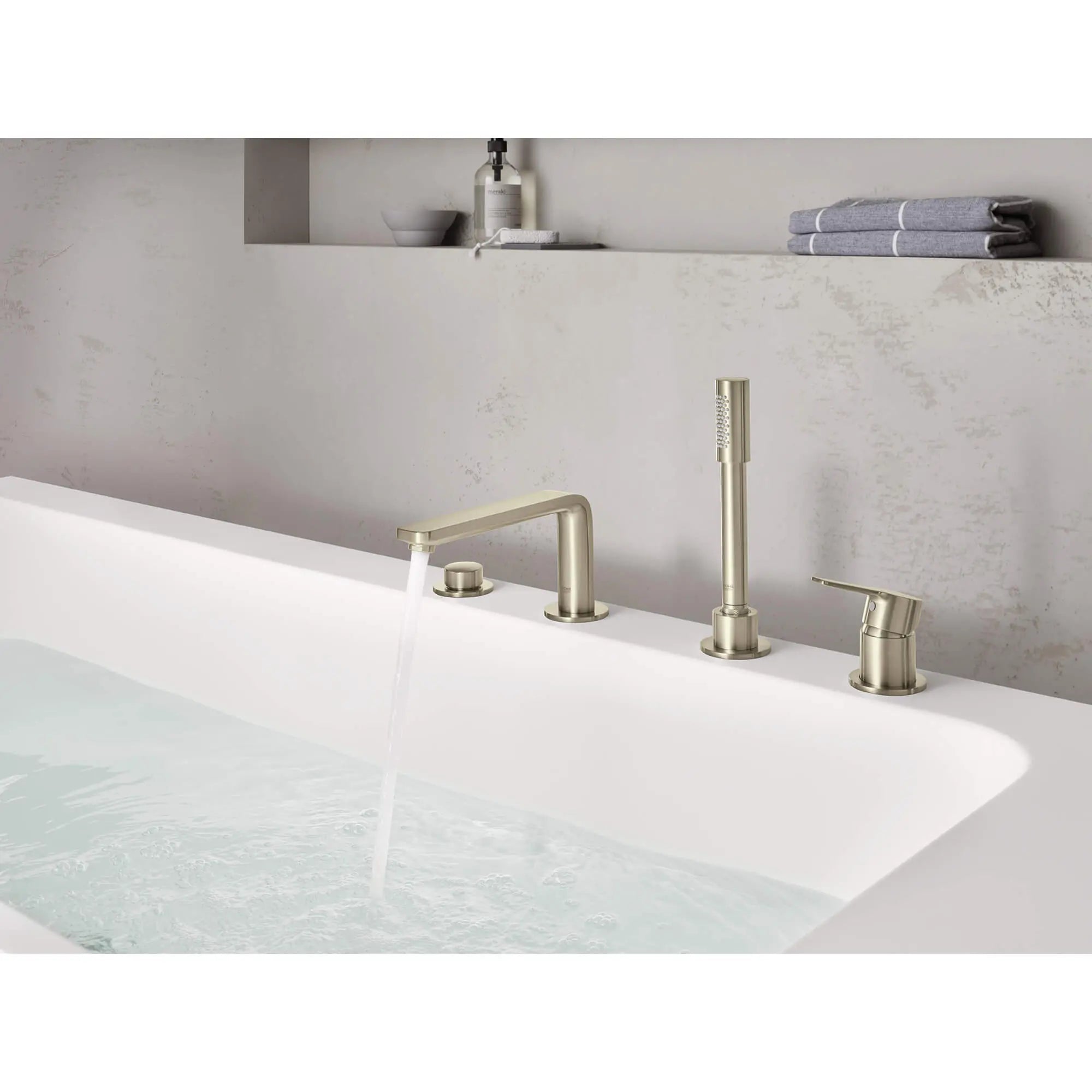 Robinet de baignoire romaine, 4 trous, à poignée simple, à montage sur tablier avec douchette 6,6 L/min (1,75 gpm) // NICKEL BROSSÉ INFINITYFINISH // 548_19577en1-four-hole-bathtub-faucet-with-handshower-enviro-1_0_CDNwebp.webp