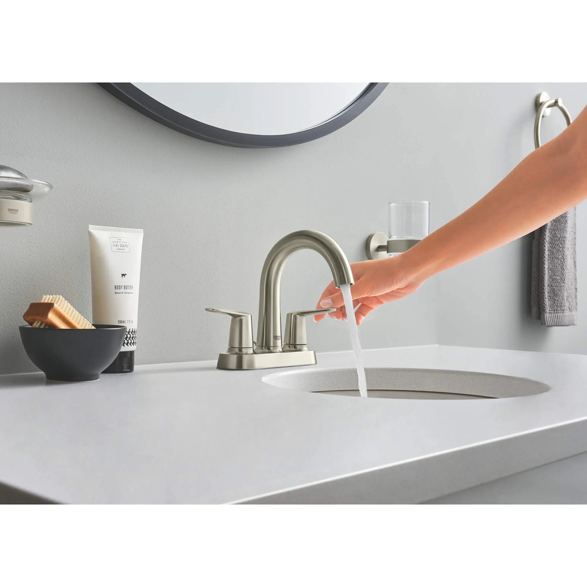 Robinet combiné de 4 po Veletto // NICKEL BROSSÉ INFINITYFINISH // 598_20582en0-2-handle-4-inch-centerset-bathroom-faucet-enviro-3_0_CDNwebp.webp