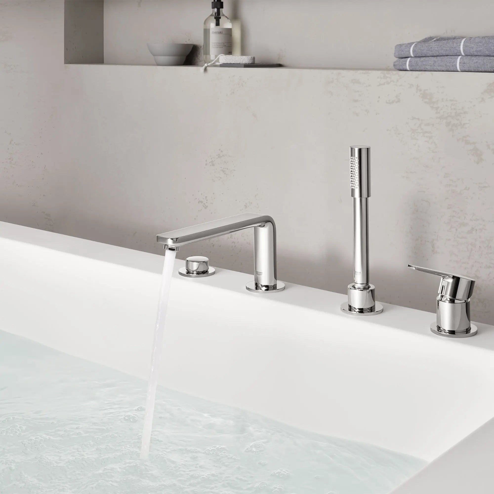 Robinet de baignoire romaine, 4 trous, à poignée simple, à montage sur tablier avec douchette 6,6 L/min (1,75 gpm) // CHROME STARLIGHT GROHE // 69626_B-19577001_CDNwebp.webp