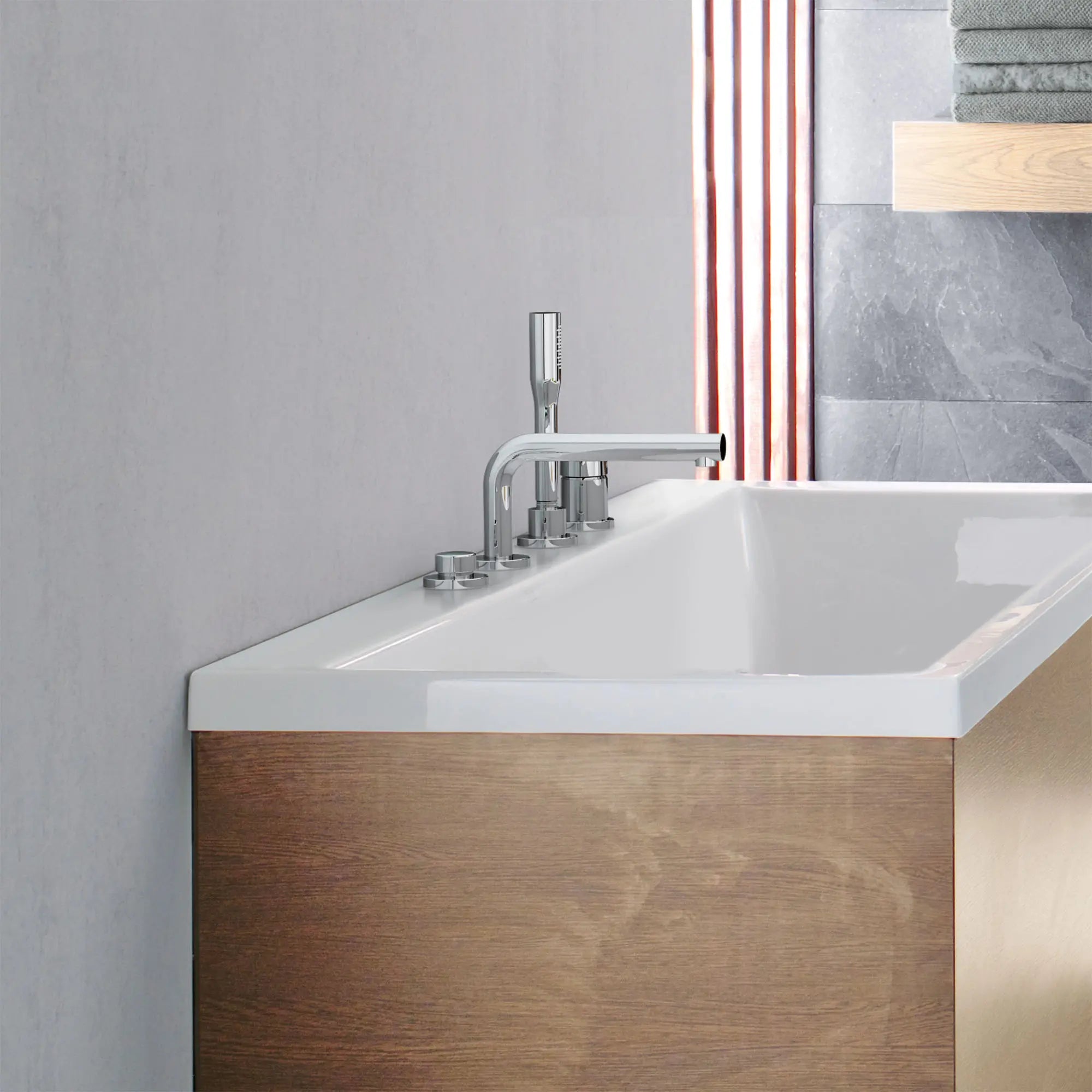 Robinet de baignoire Roman sur tablier à 4 trous, à levier unique et à douchette de 6,6 l/min (1,75 gpm) // CHROME STARLIGHT GROHE // 69641_B-1957800A_CDNwebp.webp