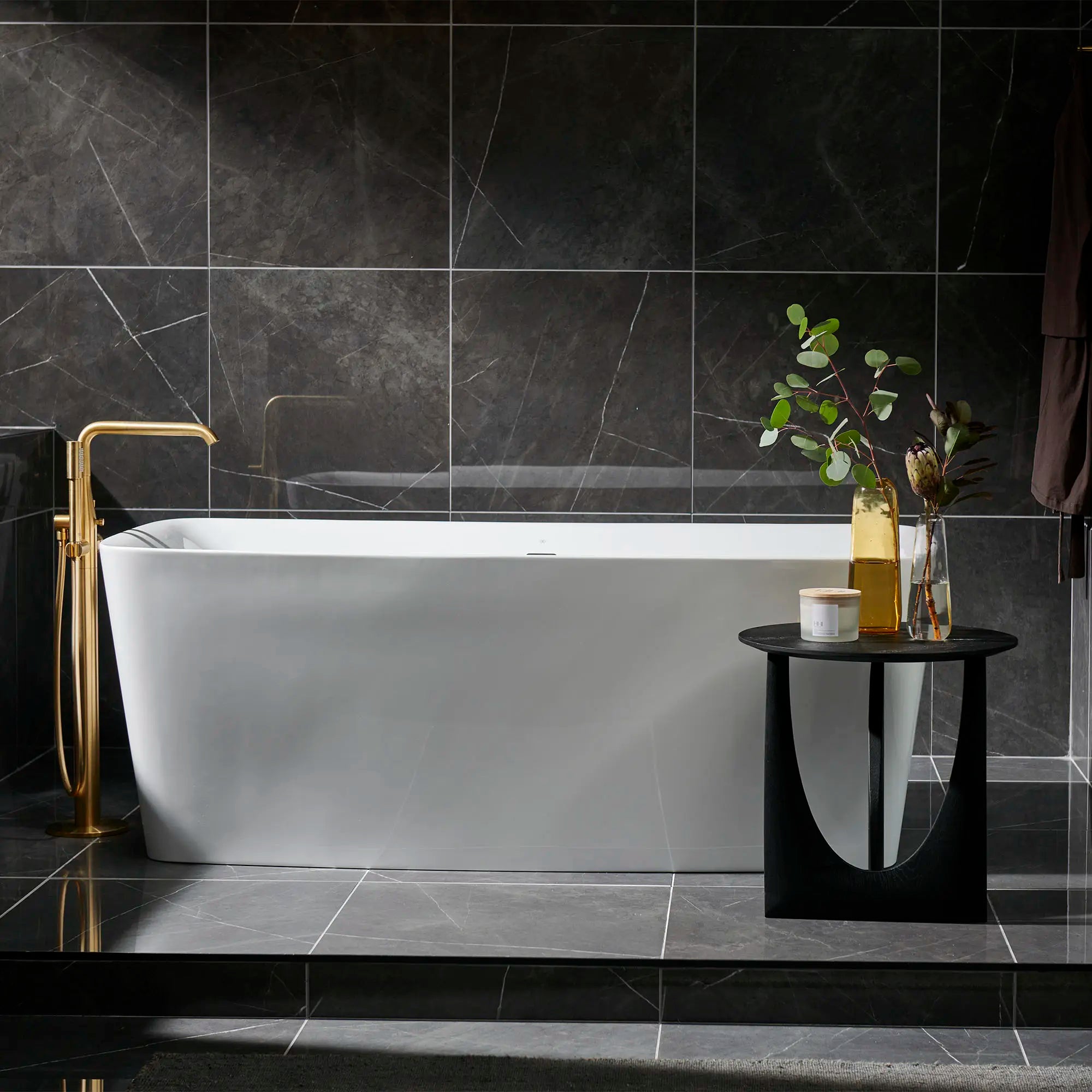 Robinet de baignoire autoportant à poignée simple avec douchette à 6,6 L/min (1,75 gpm) // AUBE FRAÎCHE BROSSÉ // 69650_B-19578GNA_D12015328415_23491GNA_2_CDNwebp.webp