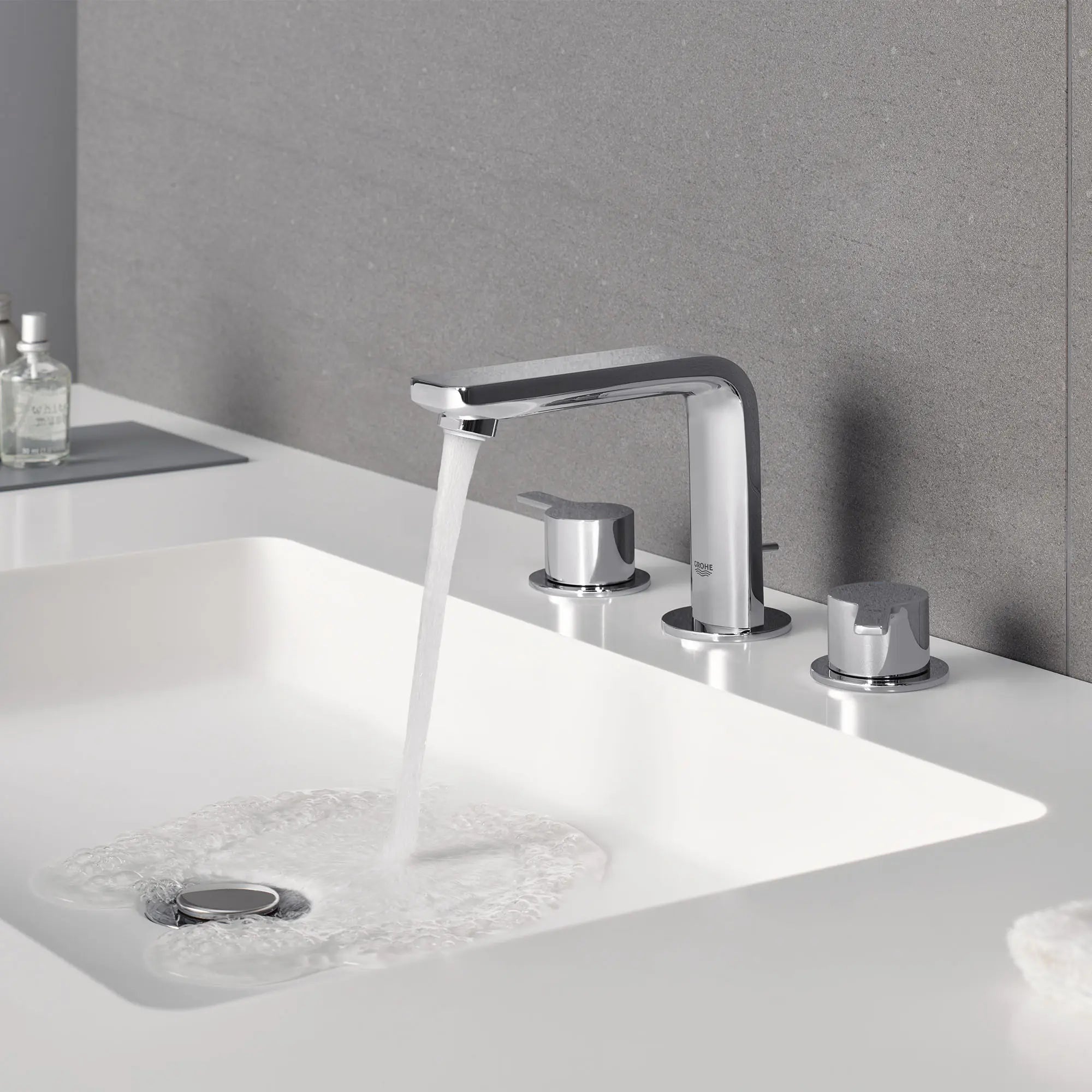 Lineare Robinet de salle de bains à deux poignées espacées de 8 po, taille M, 4,5 L/min (1,2 gpm) // CHROME STARLIGHT GROHE // 69736_B-2057800A_2_CDNwebp.webp