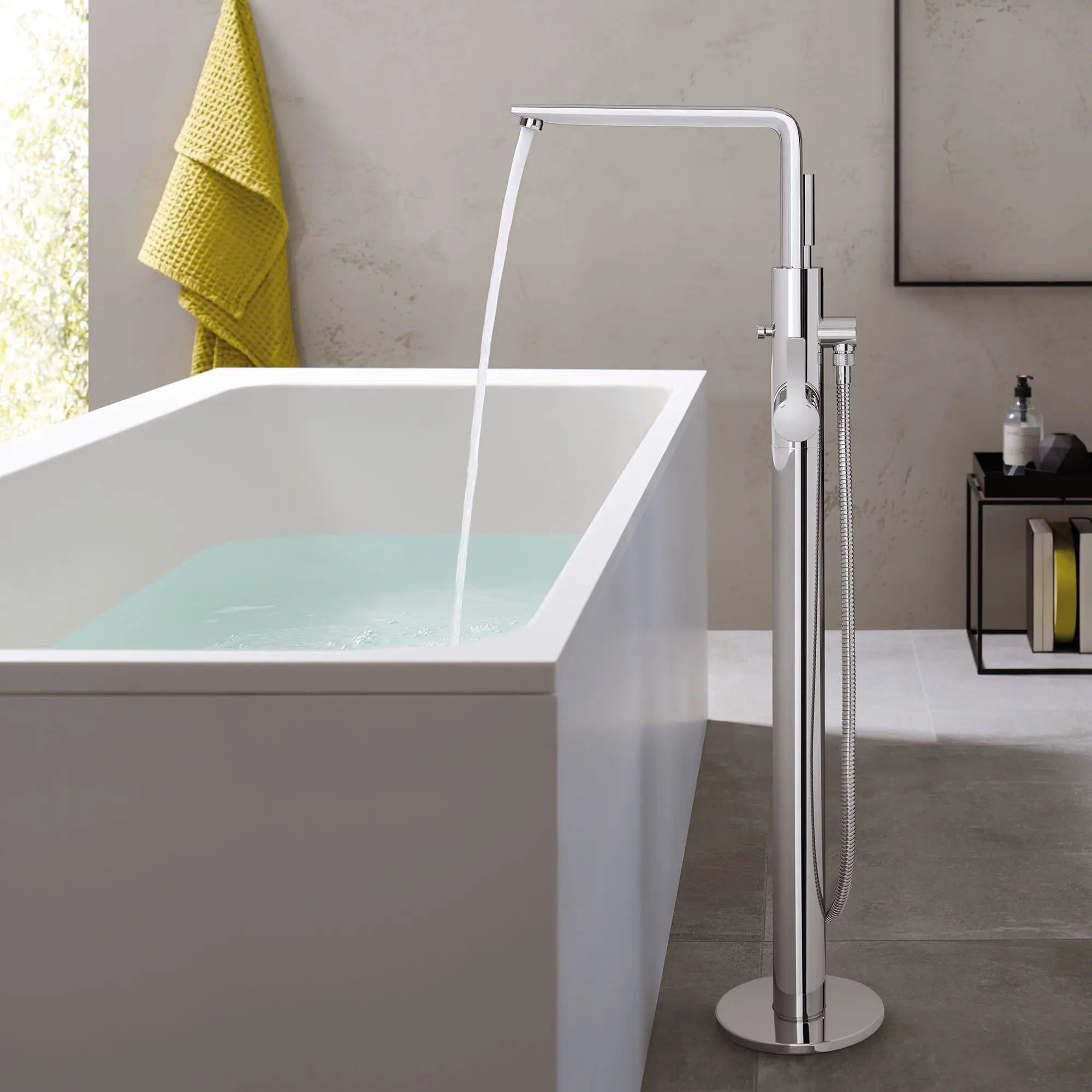Lineare Robinet de baignoire autoportant à poignée simple avec douchette à 6,6 L/min (1,75 gpm) // CHROME STARLIGHT GROHE // 70189_B-23792001_CDNwebp.webp
