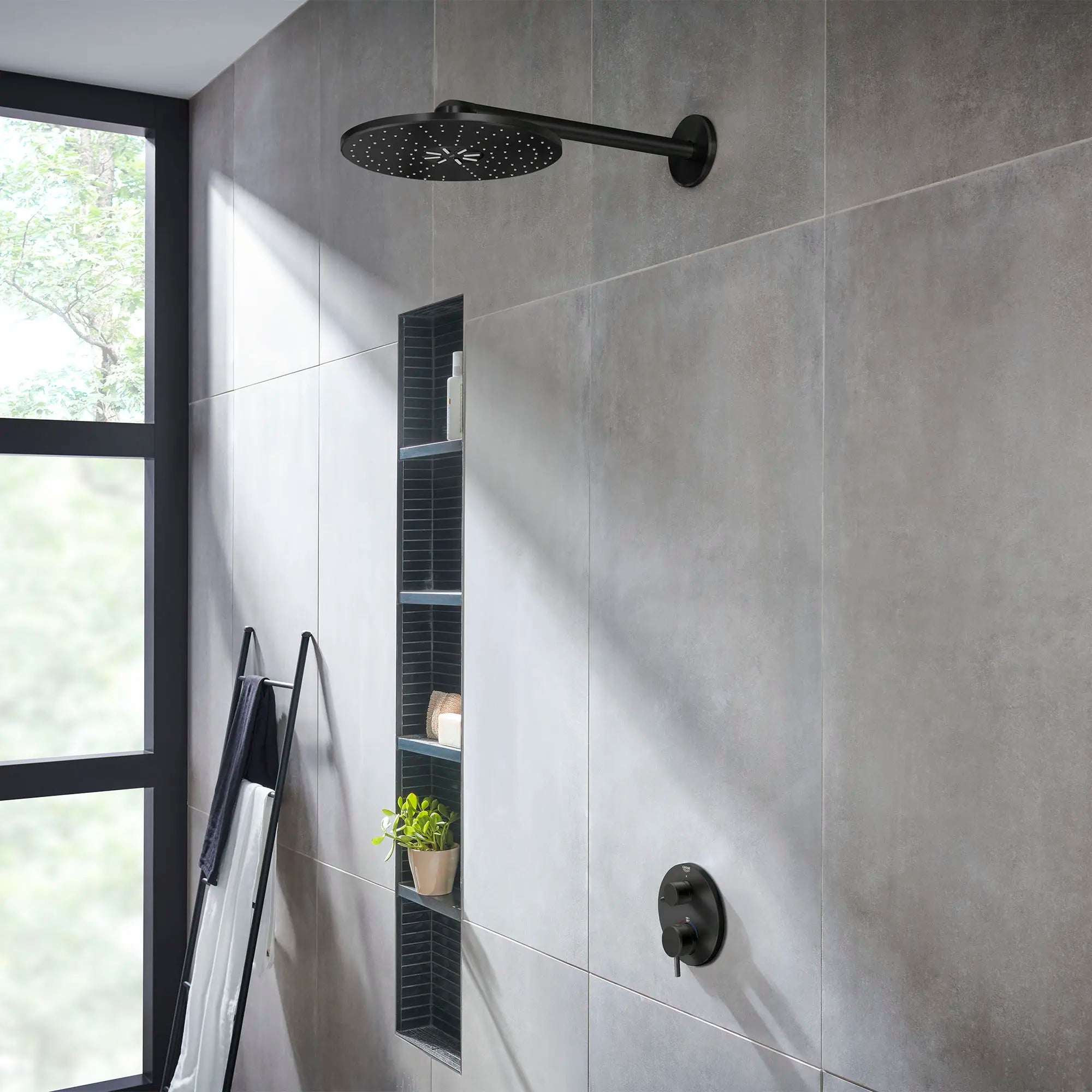 Pomme de douche 310 Mono de 12 po - 1 jet d’aspersion, 6,6 L/min (1,75 gpm) // NOIR MAT // 70413_B-241072430_265692430_285402430_0_CDNwebp.webp