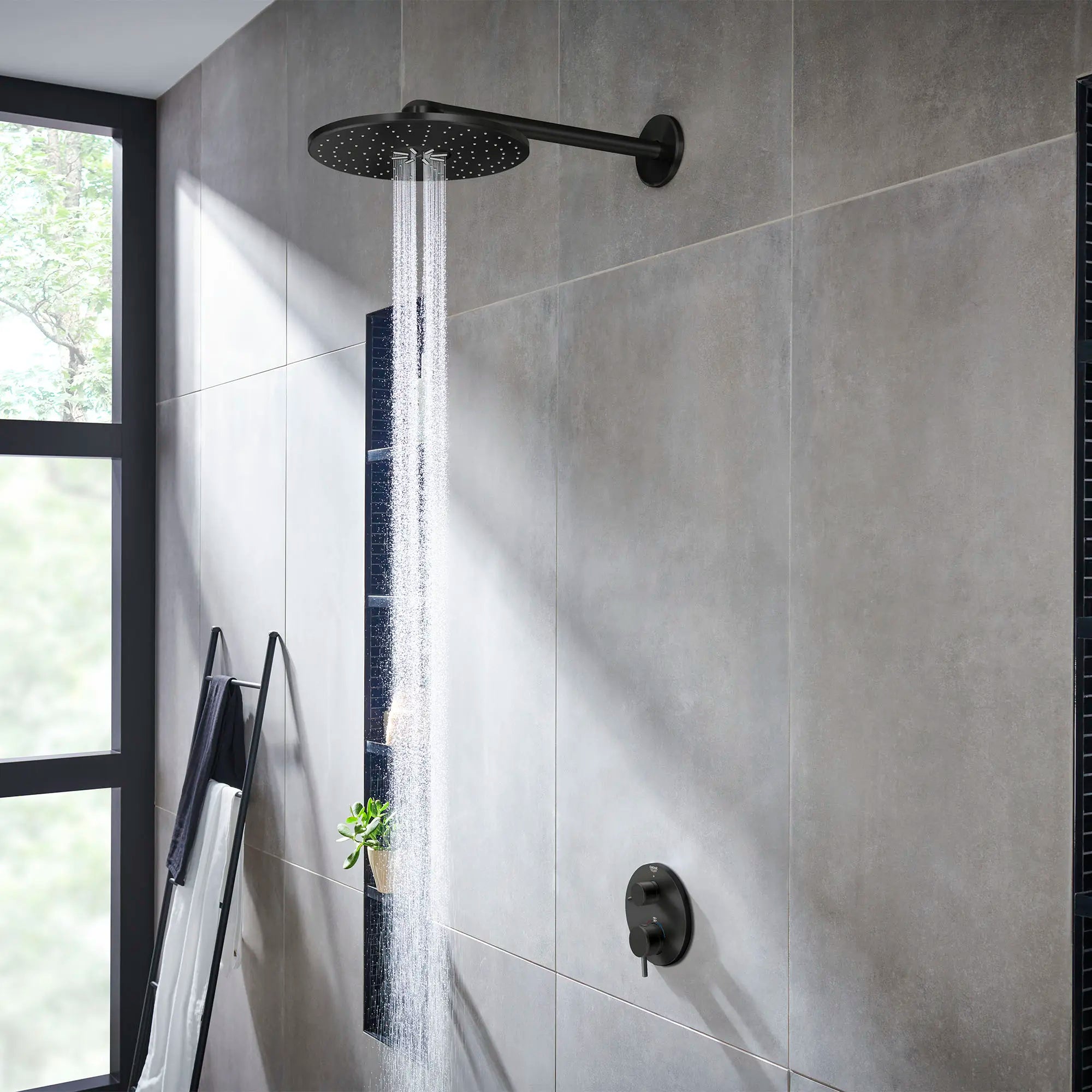 Pomme de douche 310 Mono de 12 po - 1 jet d’aspersion, 6,6 L/min (1,75 gpm) // NOIR MAT // 70417_B-241072430_265692430_285402430_1_0_CDNwebp.webp