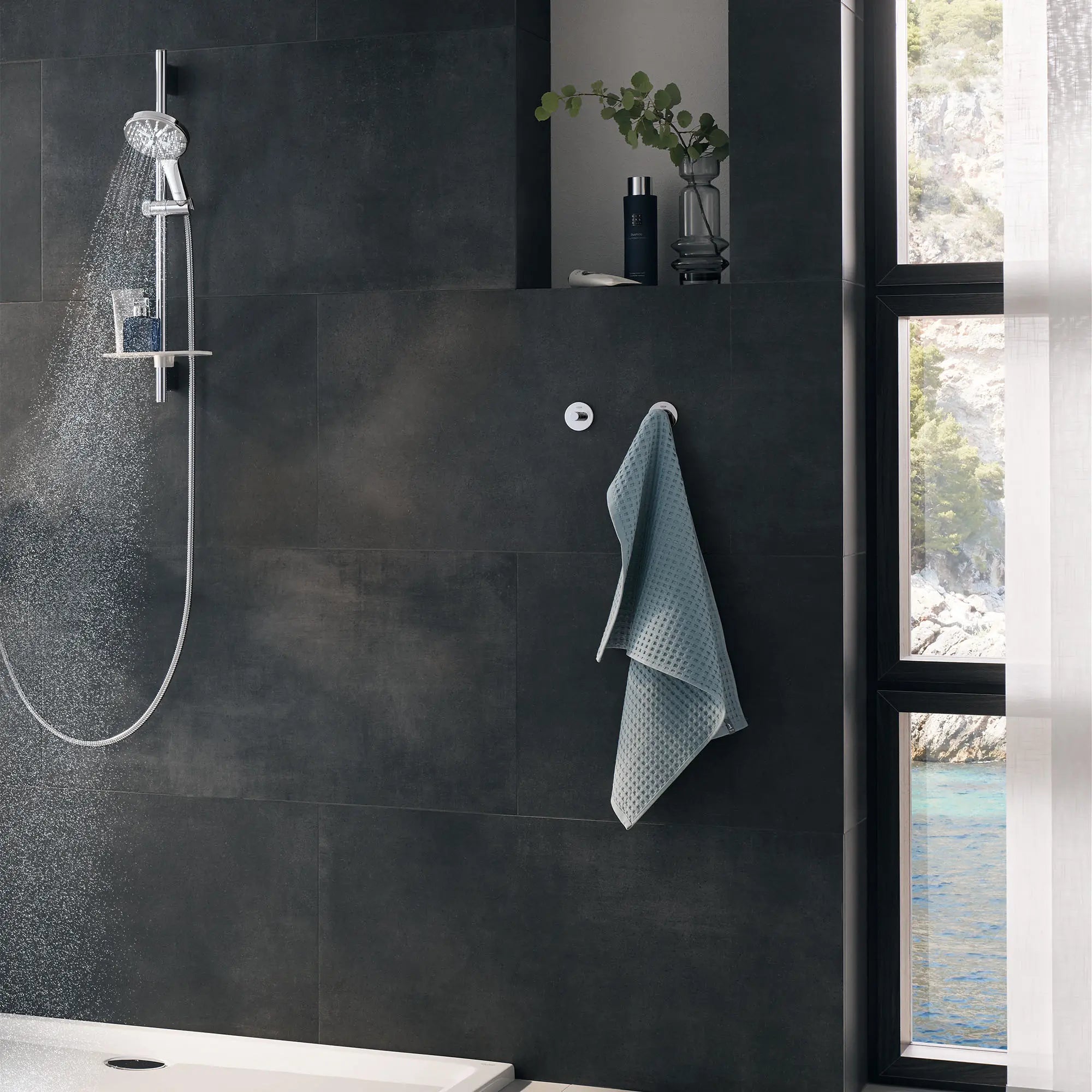 Rainshower SmartActive 130 Ensemble de barre coulissante de 24 po pour douchette - 3 jets, 6,6 L/min (1,75 gpm) // CHROME STARLIGHT GROHE // 70781_B-26545000_CDNwebp.webp