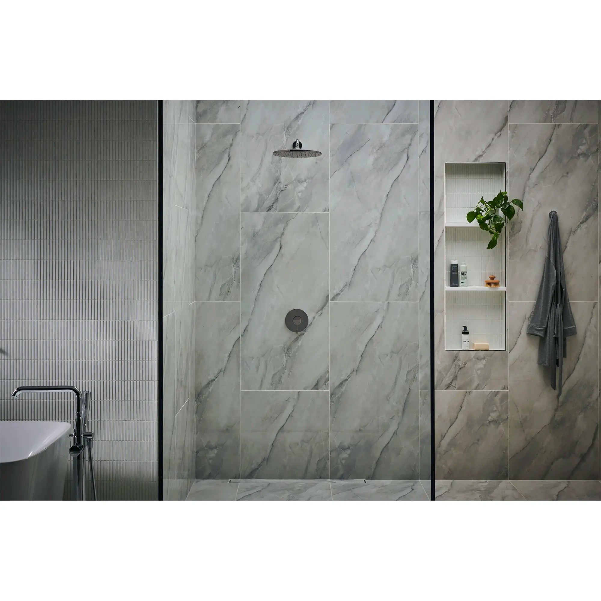 Pomme de douche 310 Mono de 12 po - 1 jet d’aspersion, 6,6 L/min (1,75 gpm) // GRAPHITE DUR // 70840_B_26569A00_23491A0A_40364A01_CDNwebp.webp