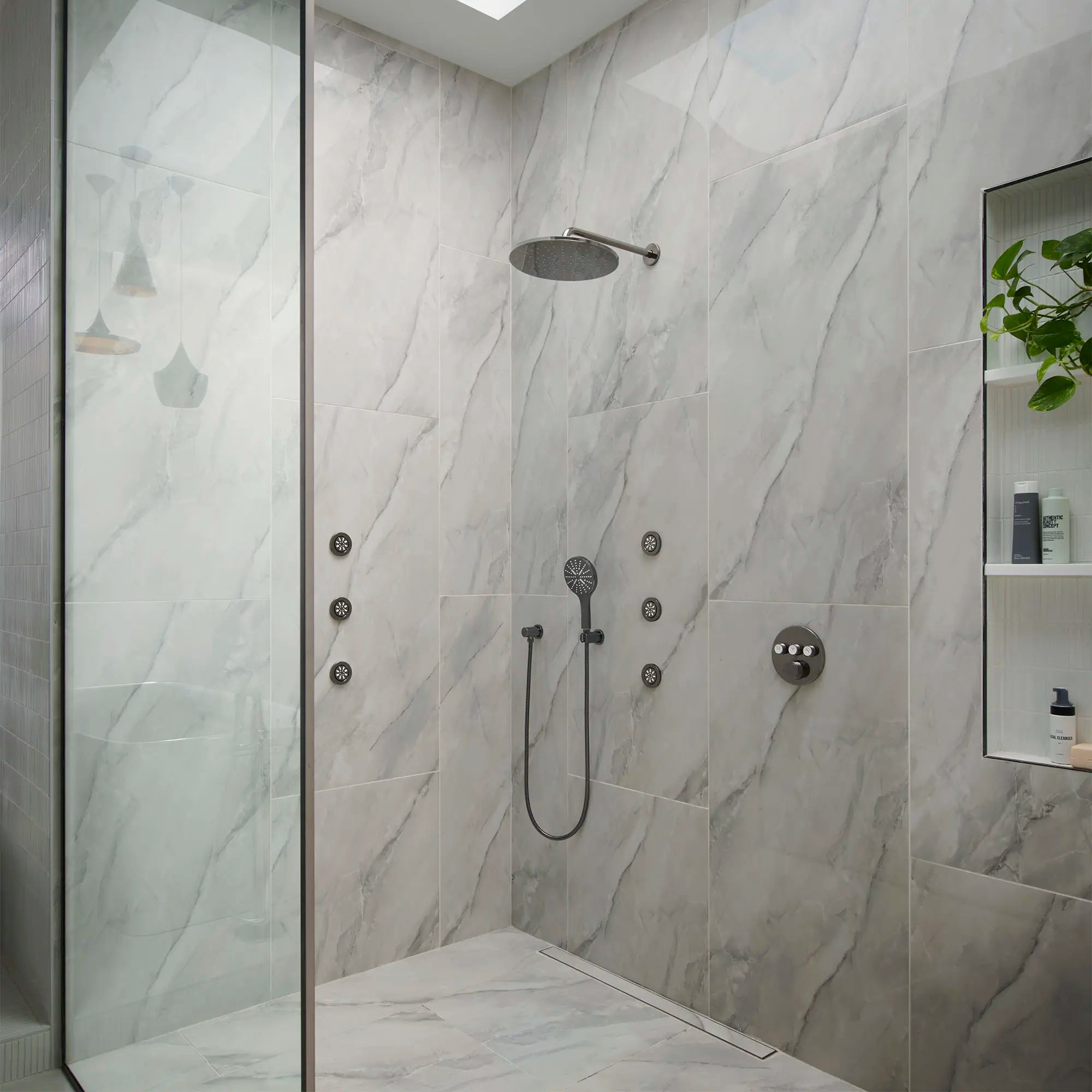 Douchette latérale - 2 jets, 0,9 gpm // GRAPHITE DUR // 70845_B-26569A00_29138A00_26744A00_CDNwebp.webp