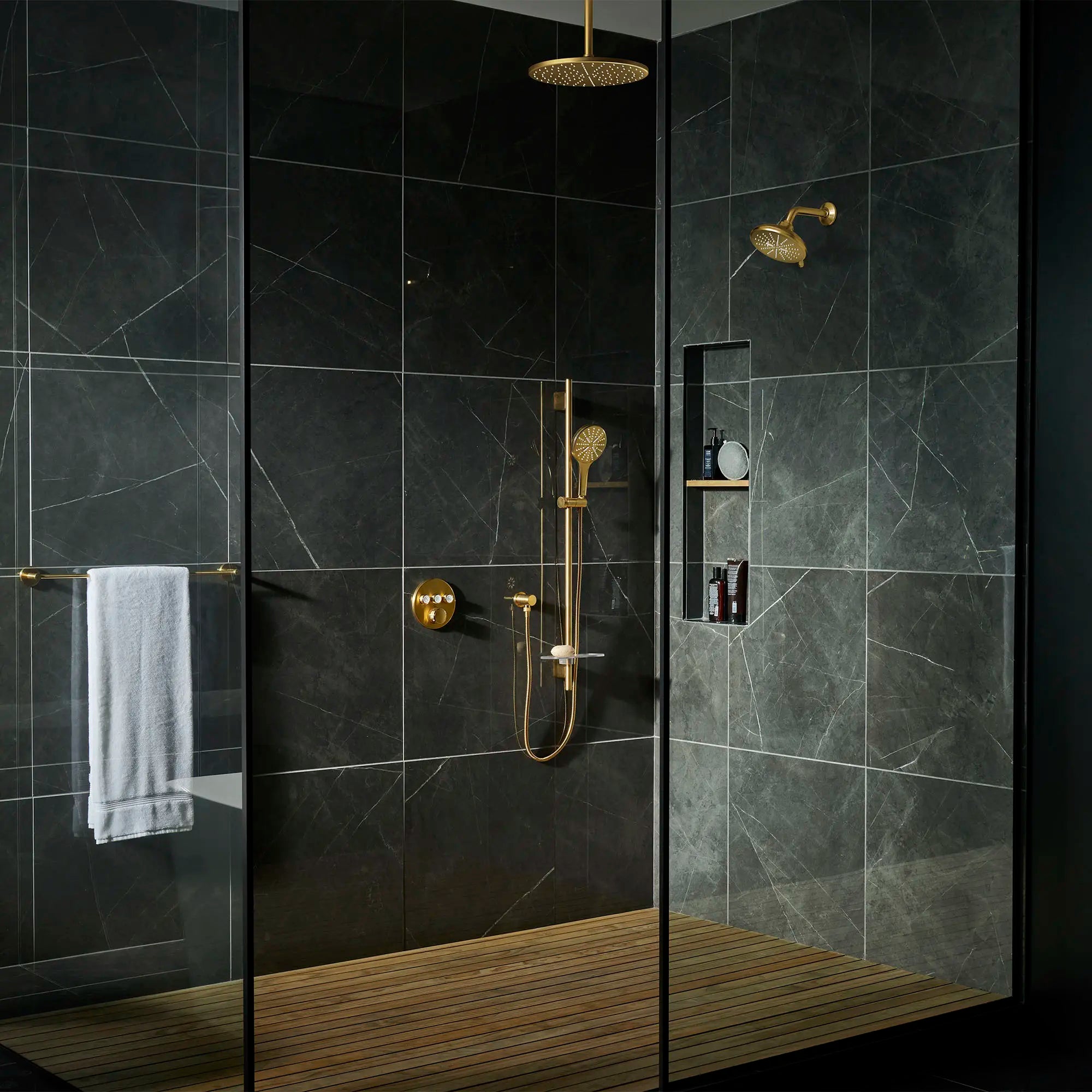 Pomme de douche de  6-½ po - 3 jets, 1,75 gpm // AUBE FRAÎCHE BROSSÉ // 70859_B-26569GN0_28492GN0_40366GN1_26789GN0_28417GN0_26545GN0_26603GN0_29138GN0_CDNwebp.webp