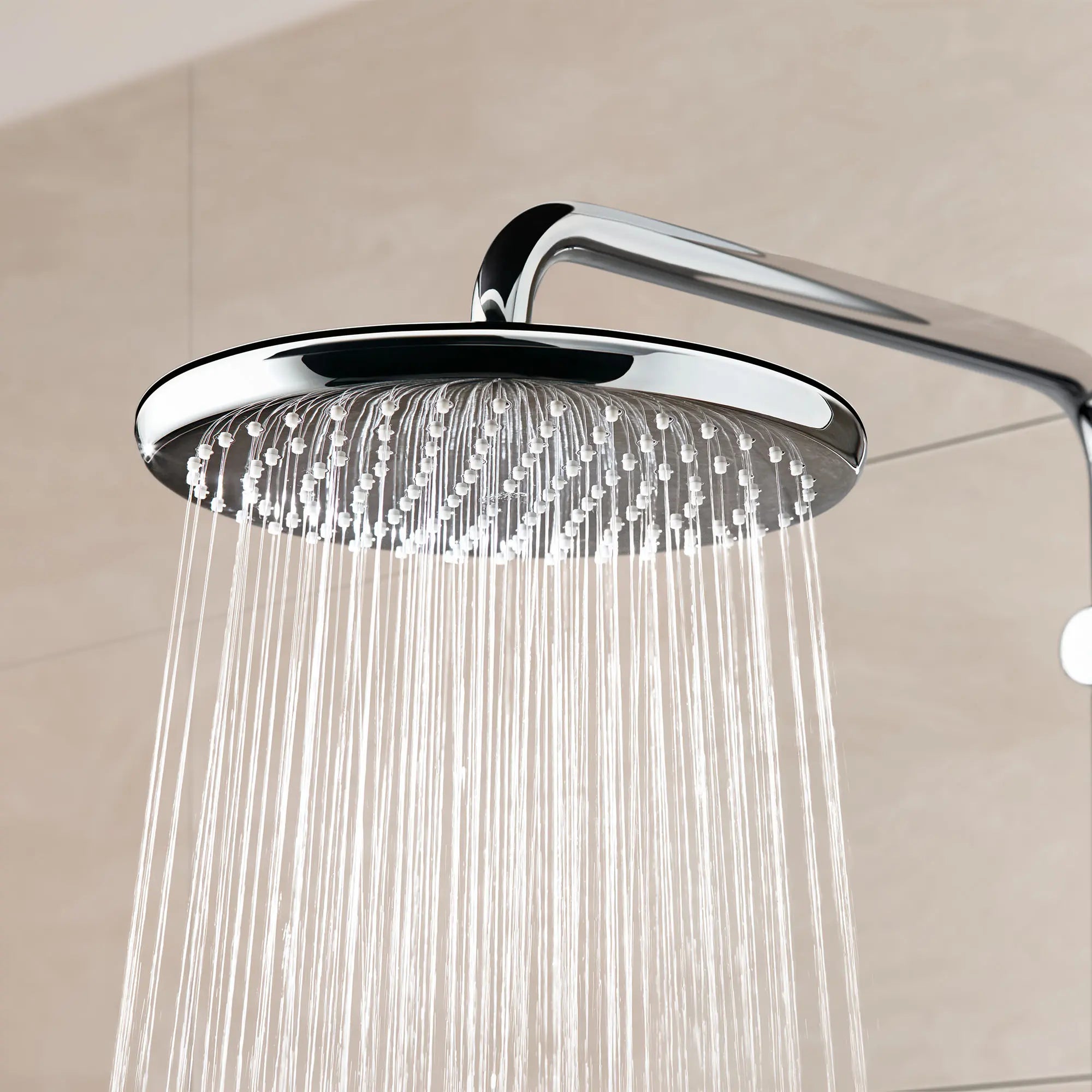 Pomme de douche à effet pluie 250, 9-7?8 po - 1 jet, 1,75 gpm // CHROME STARLIGHT GROHE // 70918_B-26715000_5_CDNwebp.webp